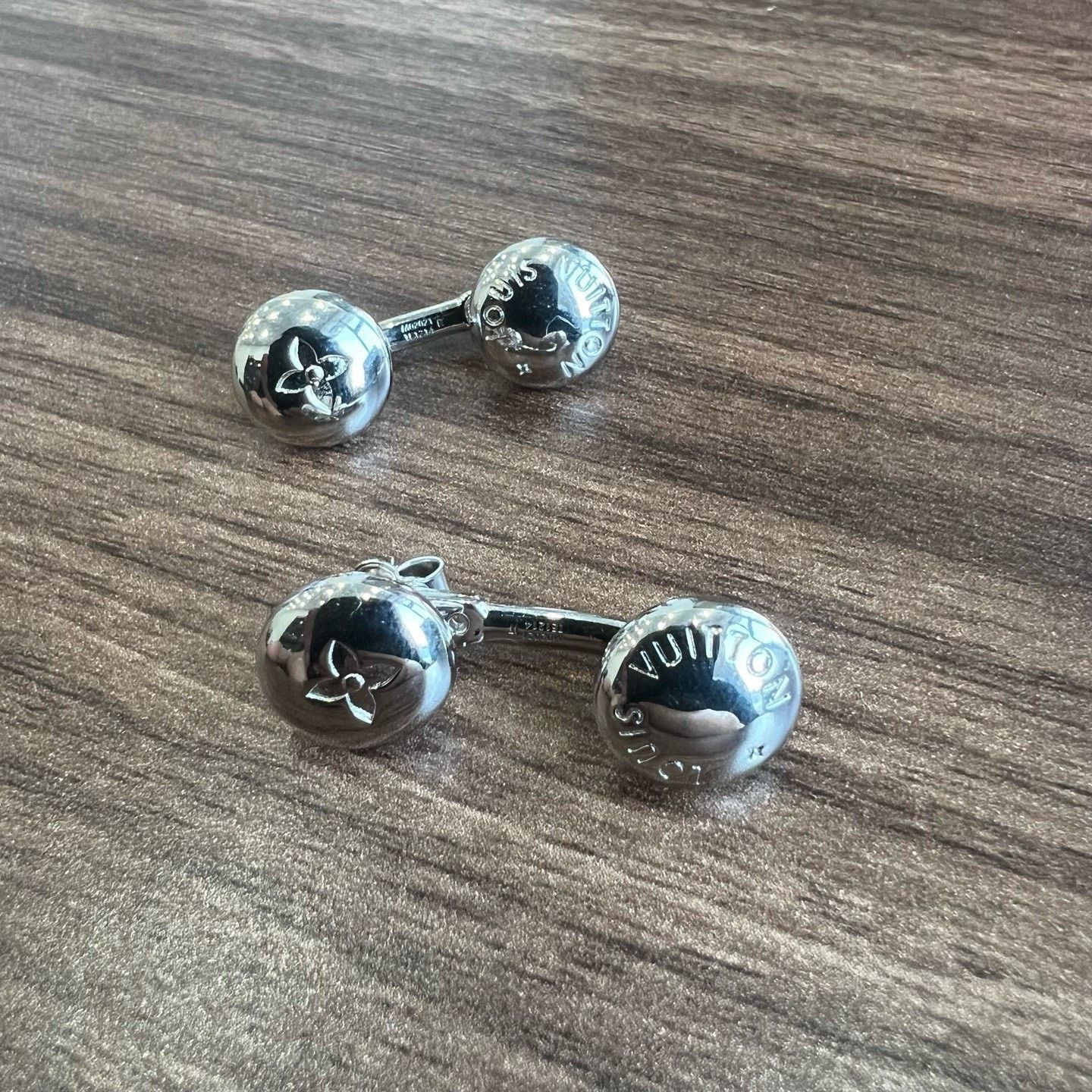 Louis Vuitton Louis Vuitton LV Logo Silver Unisex Earrings Size ONE SIZE - 4 Thumbnail