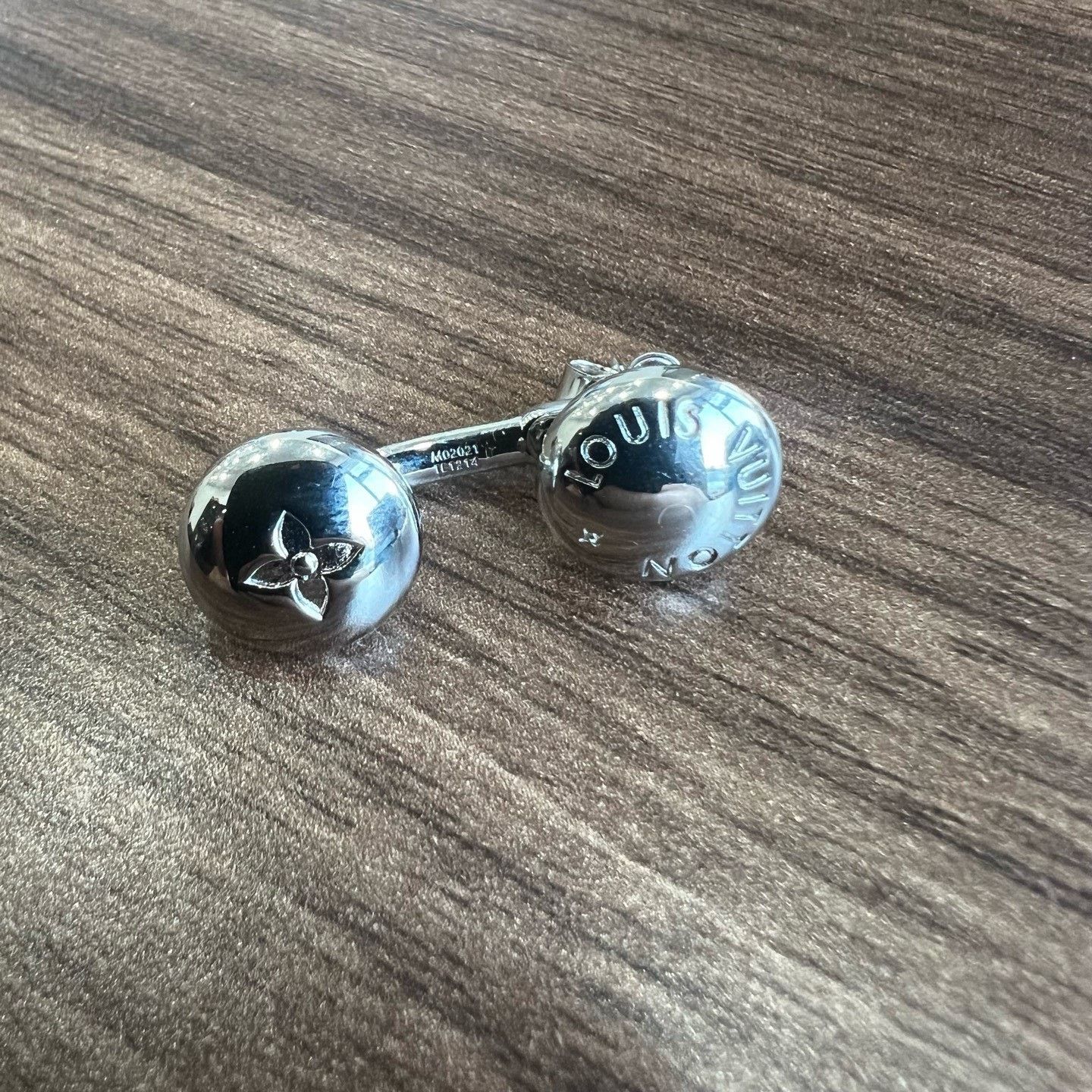 Louis Vuitton Louis Vuitton LV Logo Silver Unisex Earrings Size ONE SIZE - 3 Thumbnail