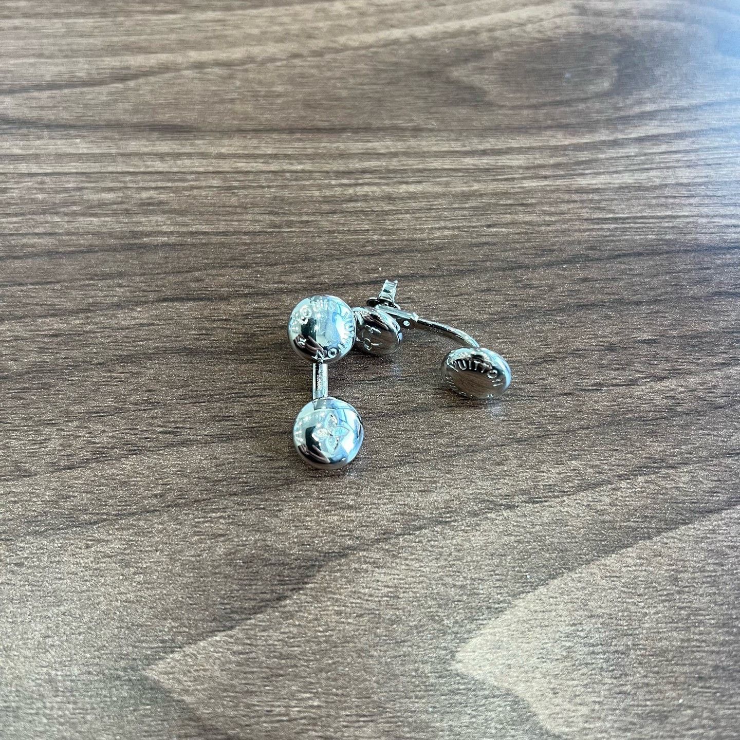Louis Vuitton Louis Vuitton LV Logo Silver Unisex Earrings Size ONE SIZE - 2 Thumbnail