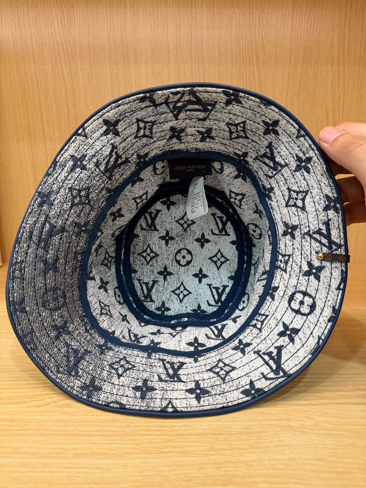 Louis Vuitton Louis Vuitton Gradient Denim Bucket Hat Size ONE SIZE - 6 Thumbnail
