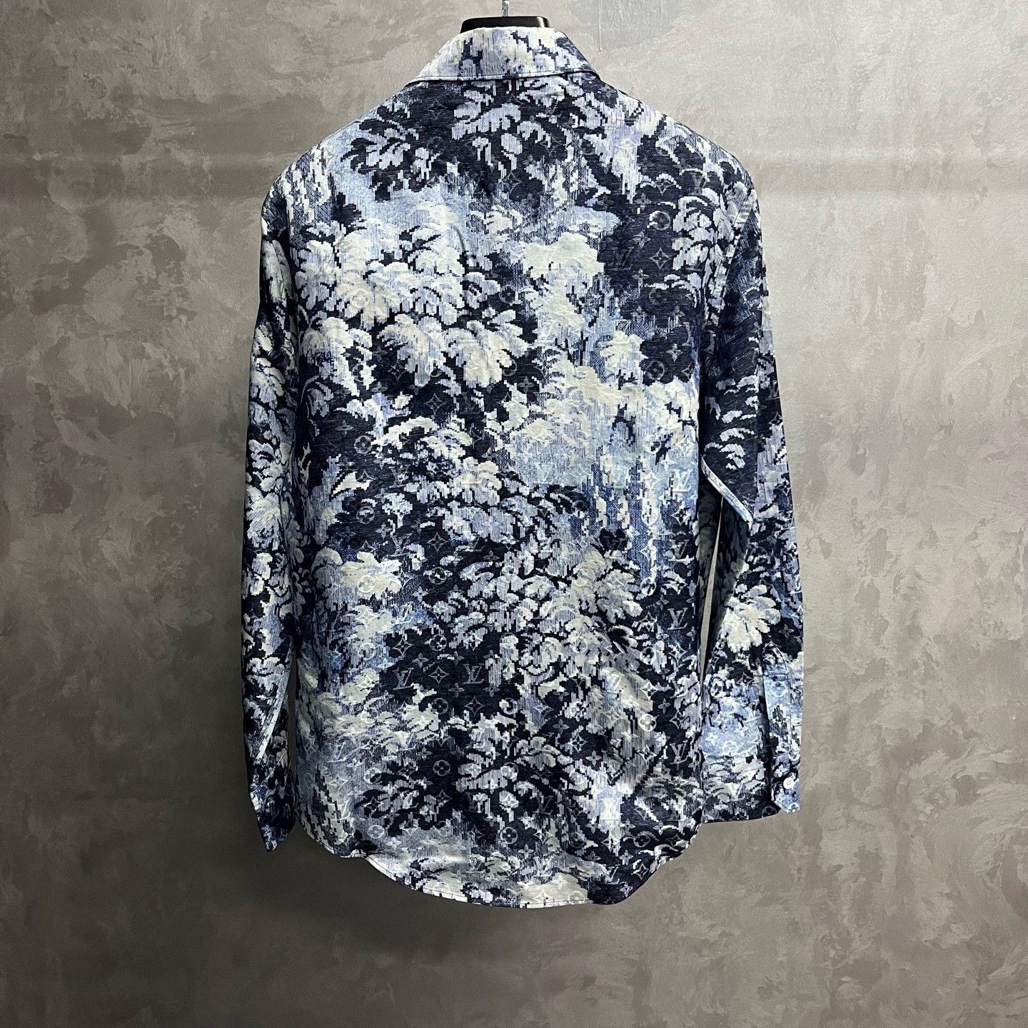 Louis Vuitton Louis Vuitton Blue Tapestry Silk Shirt Size US M / EU 48-50 / 2 - 2 Thumbnail