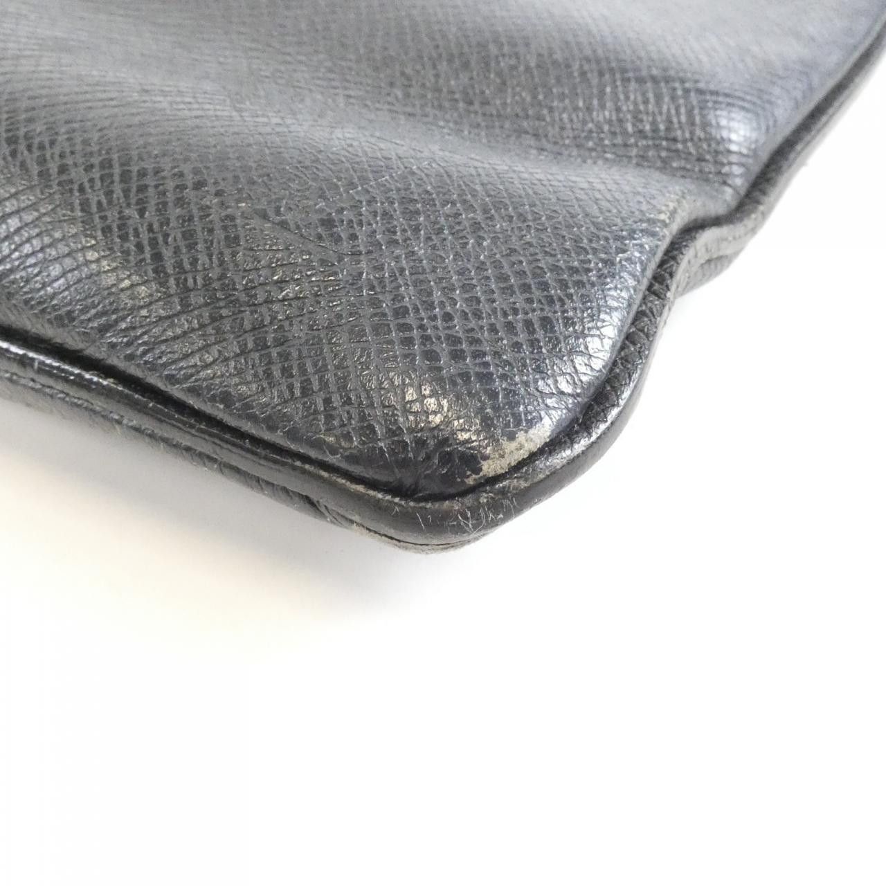 Louis Vuitton Louis Vuitton Louis Vuitton Taiga Shoulder Bag Leather Shoulder Bag M32629 DUTY FREE for USA Size ONE SIZE - 3 Thumbnail