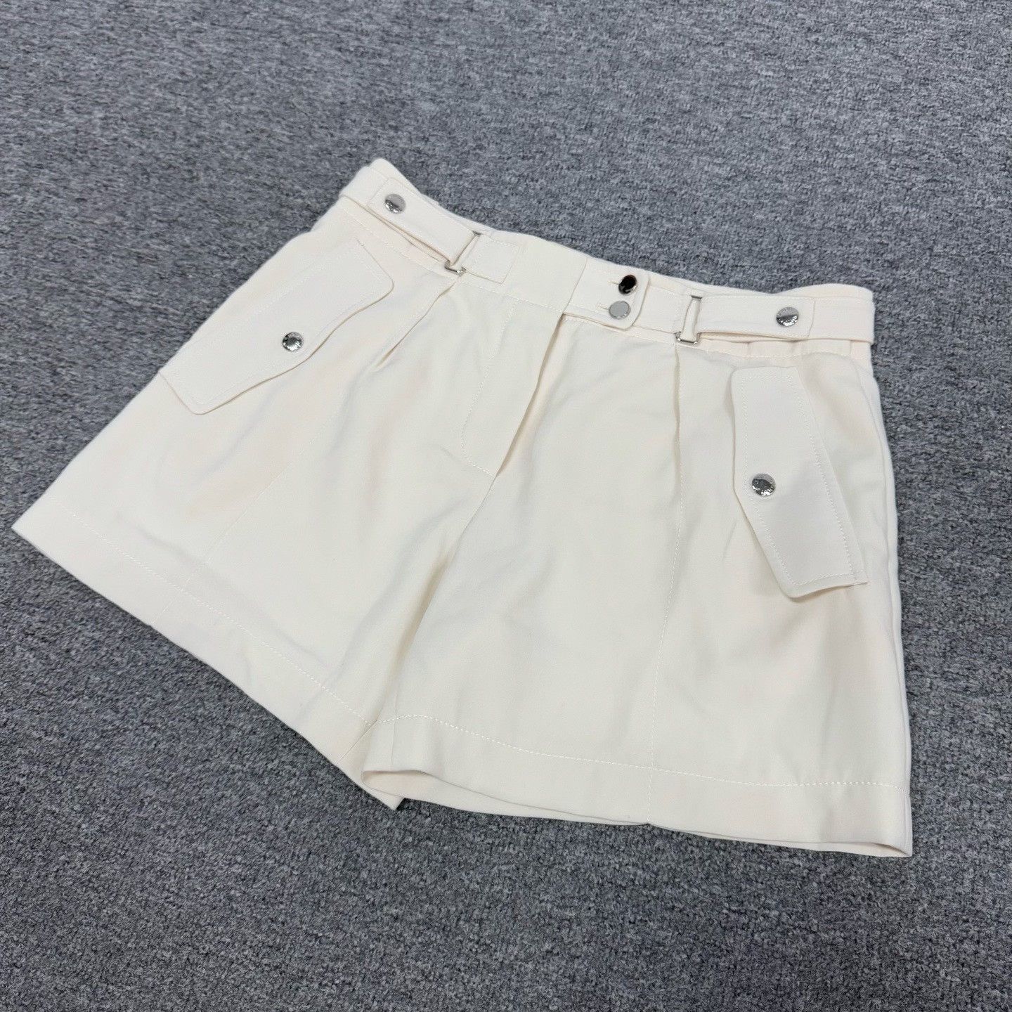 Louis Vuitton Louis Vuitton Beige Silver Buckle Suit Shorts Size US 27 - 3 Thumbnail