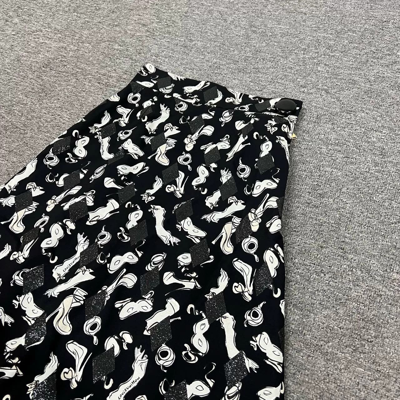 Louis Vuitton Louis Vuitton Monogram Print Skirt Size 36" / US 14 / IT 50 - 2 Thumbnail