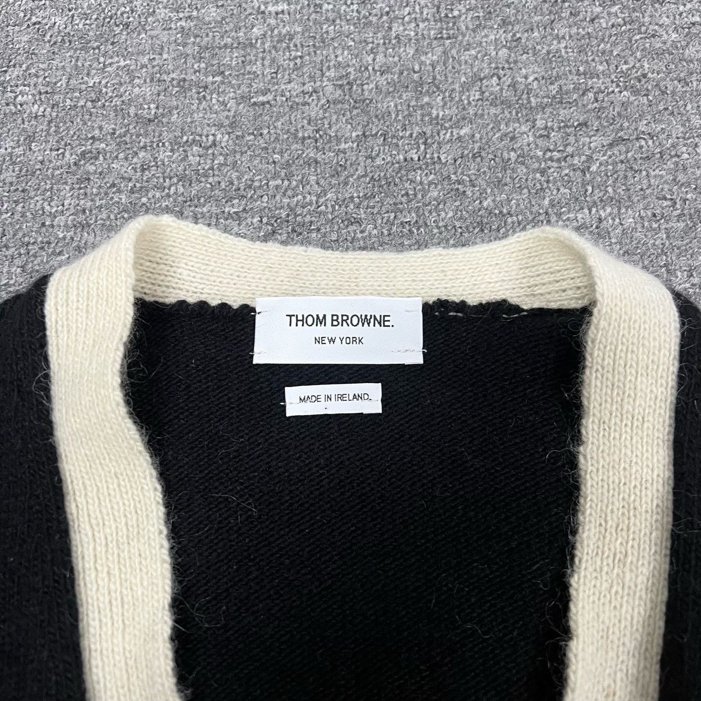 Thom Browne Thom Browne Four-Stripe Wool Knit Cardigan Size XS / US 0-2 / IT 36-38 - 4 Thumbnail
