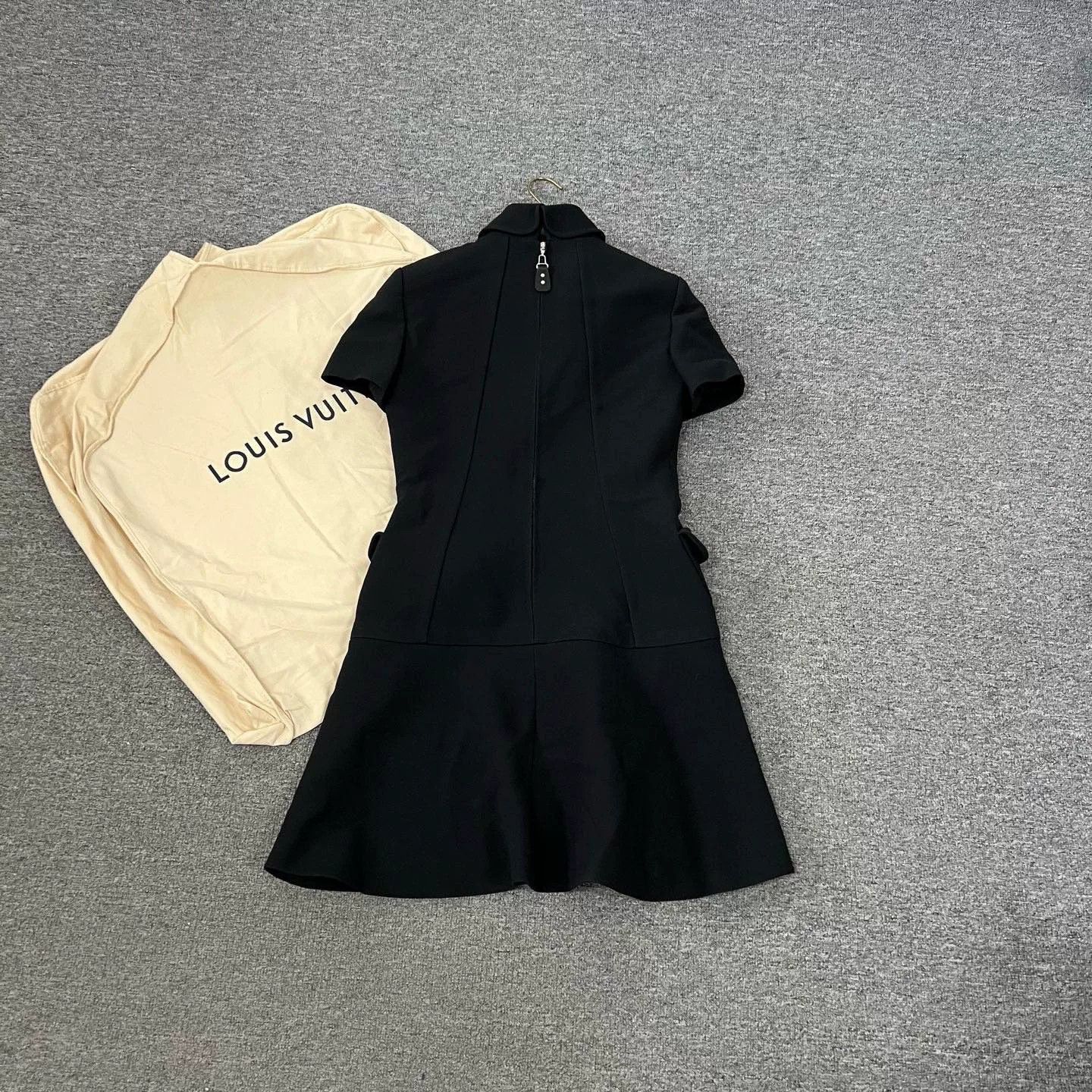 Louis Vuitton Louis Vuitton 25 New Chain Logo Dress Size XS / US 0-2 / IT 36-38 - 4 Thumbnail