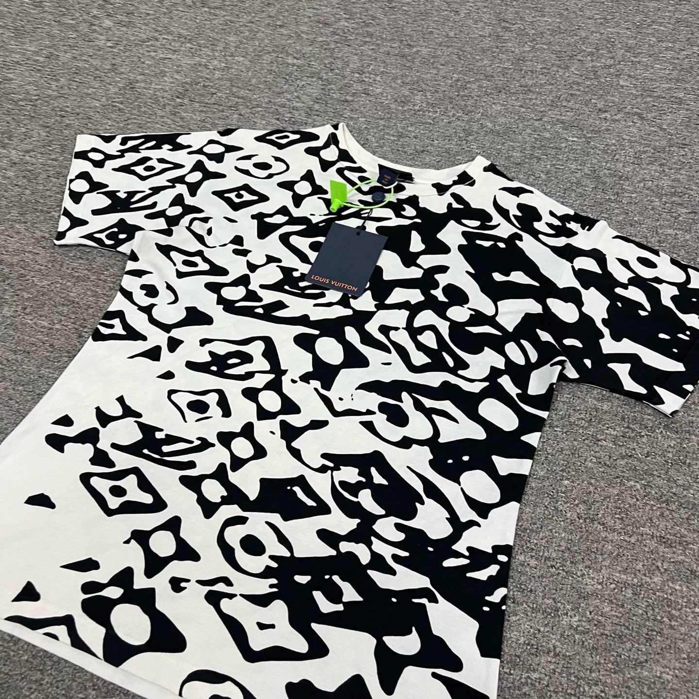 Louis Vuitton Louis Vuitton Black White Monogram T-Shirt Size US S / EU 44-46 / 1 - 3 Thumbnail