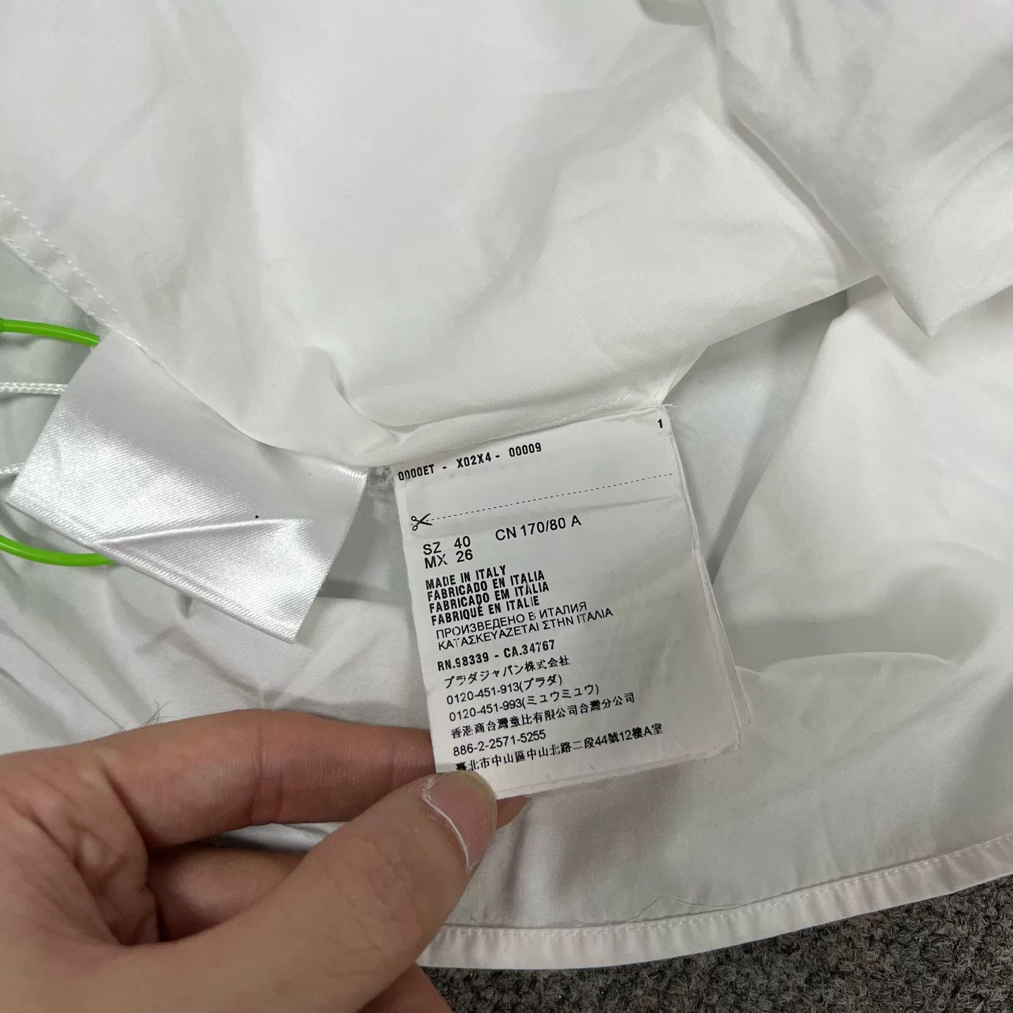 Prada Prada Show Back Cutout White Shirt Size US XXS / EU 40 - 5 Thumbnail
