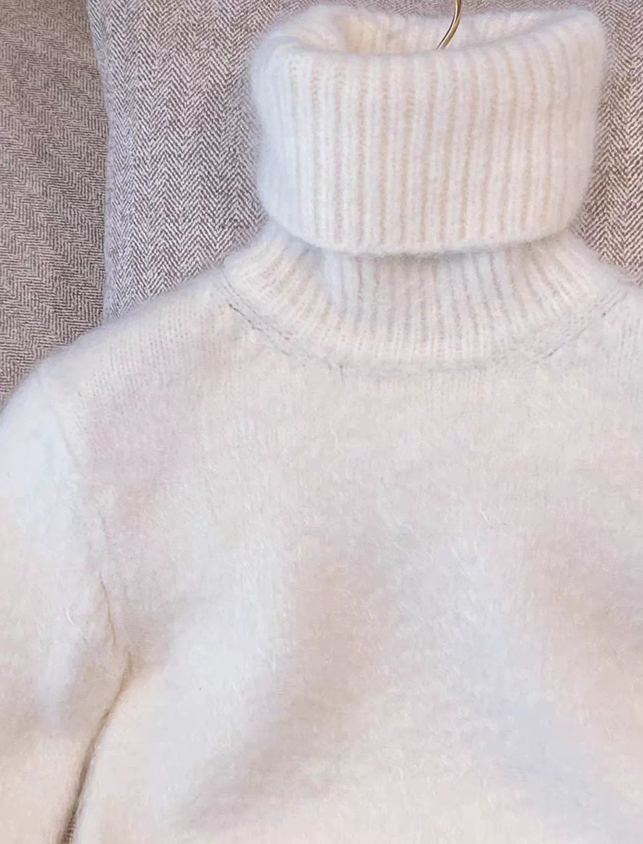 Saint Laurent Paris Saint Laurent White Fuzzy Turtleneck Sweater Size XS / US 0-2 / IT 36-38 - 2 Thumbnail