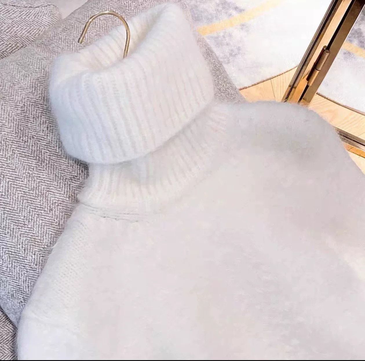 Saint Laurent Paris Saint Laurent White Fuzzy Turtleneck Sweater Size XS / US 0-2 / IT 36-38 - 4 Thumbnail