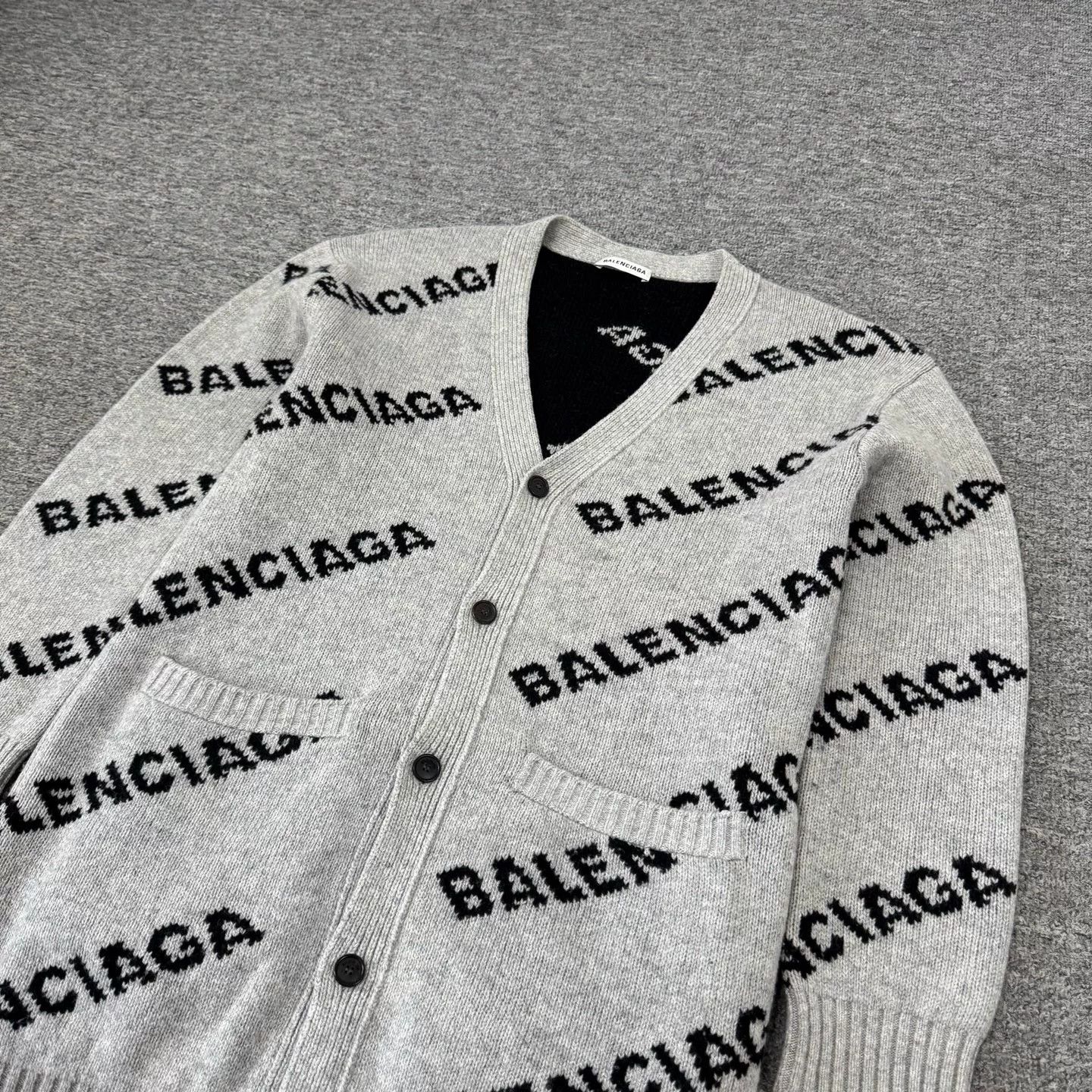 Balenciaga Balenciaga V-Neck All-Over Print Knit Cardigan Size US S / EU 44-46 / 1 - 4 Thumbnail
