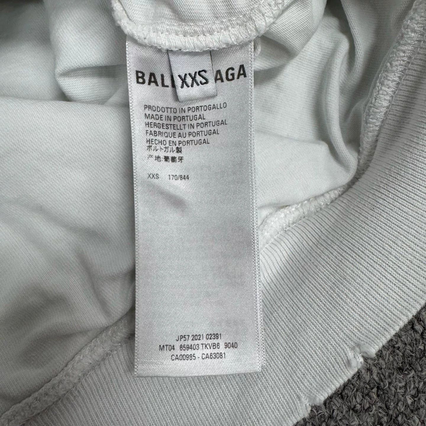 Balenciaga Balenciaga Distressed Caps Logo Fleece Sweatshirt Size XXS / US 00 / IT 34 - 7 Thumbnail