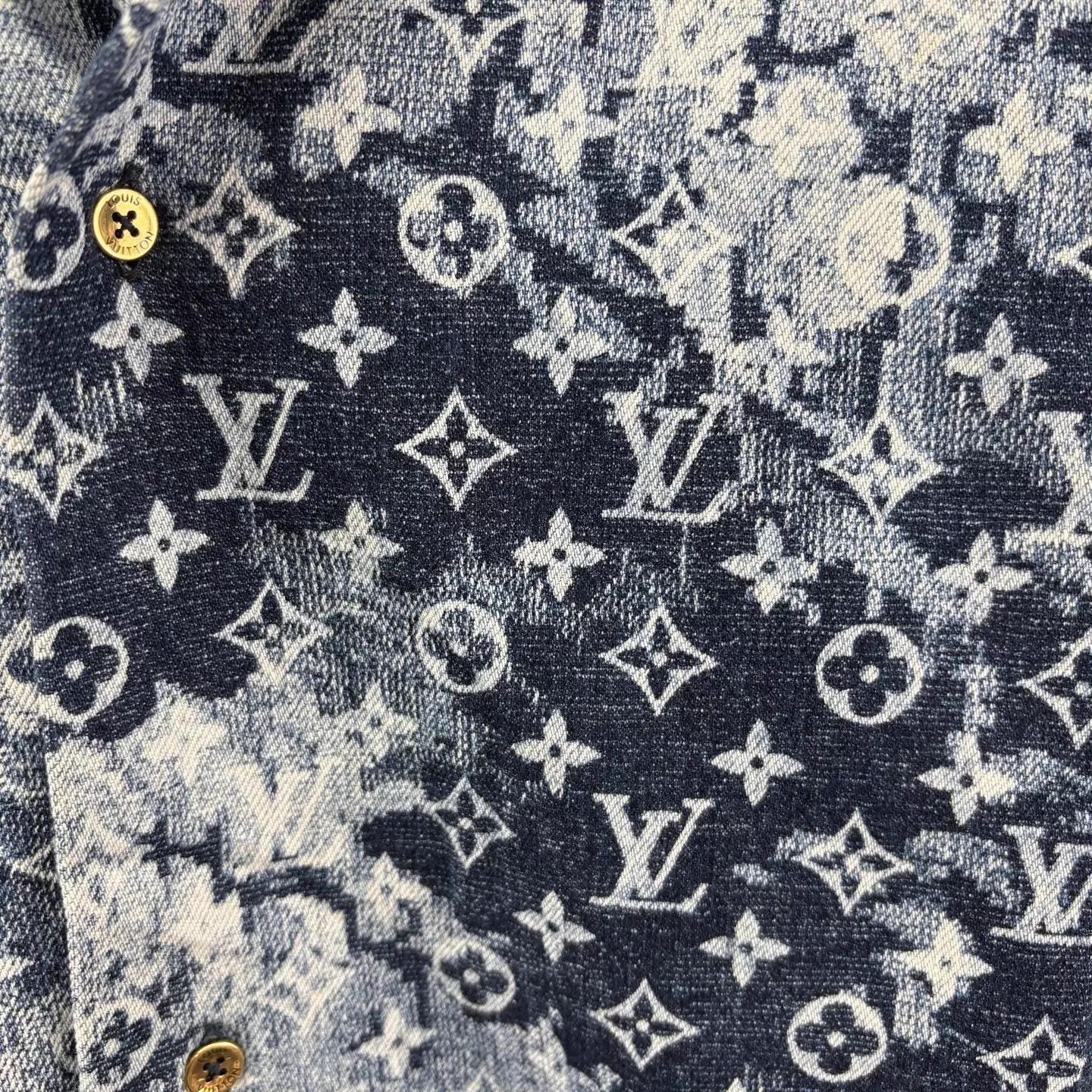 Louis Vuitton Blue Short-Sleeve Button-Up Shirt with Pattern Size US XL / EU 56 / 4 - 4 Thumbnail