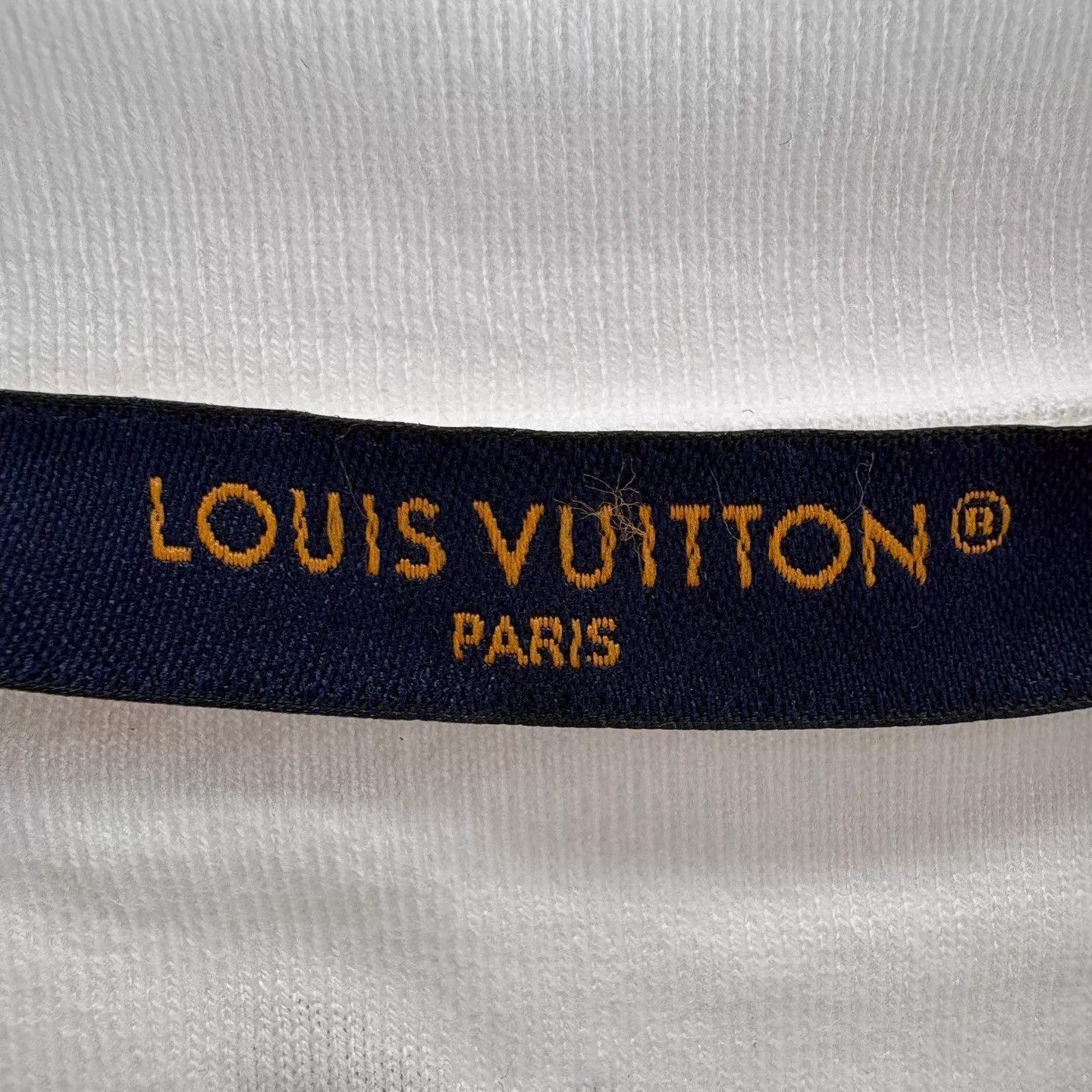 Louis Vuitton White Short-Sleeve Shirt with Crest Graphic Size US L / EU 52-54 / 3 - 6 Thumbnail