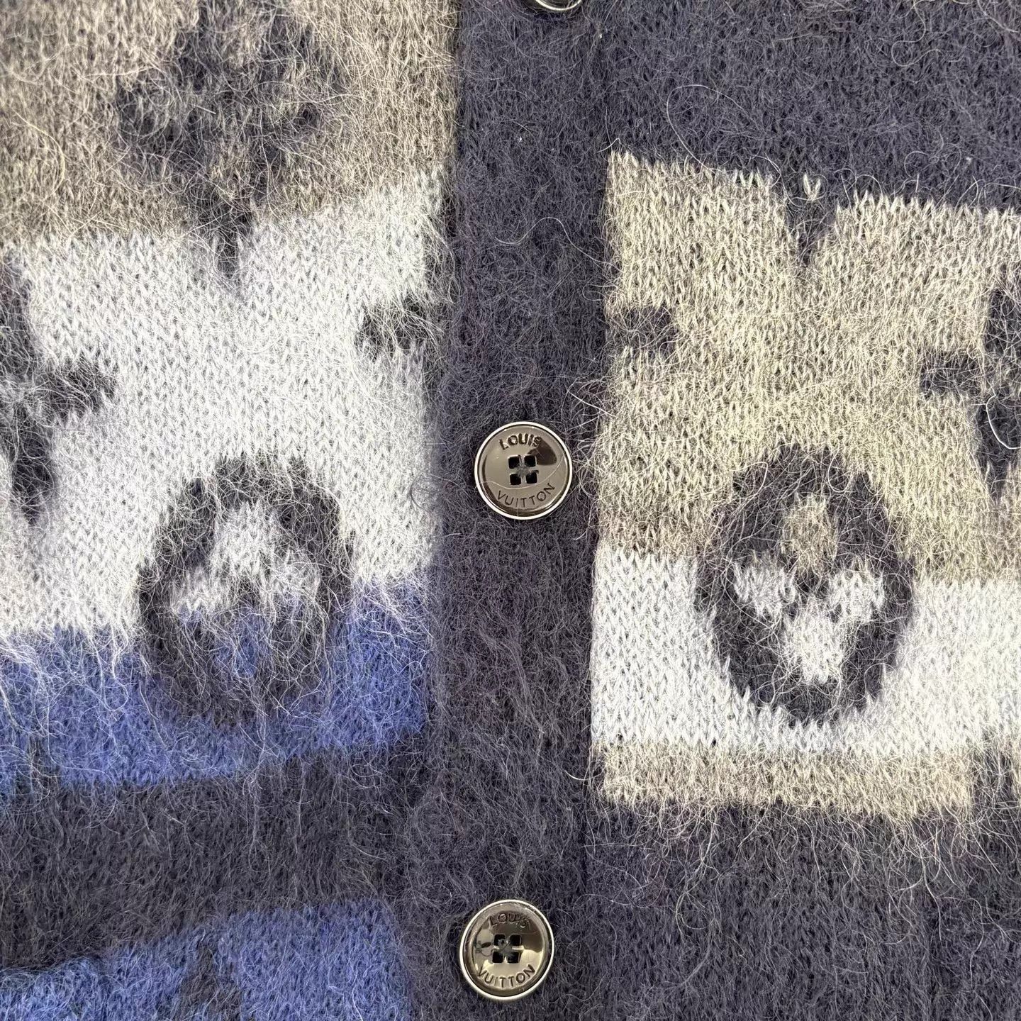 Louis Vuitton Multi-Patterned V-Neck Button Cardigan Size L Size US L / EU 52-54 / 3 - 6 Thumbnail