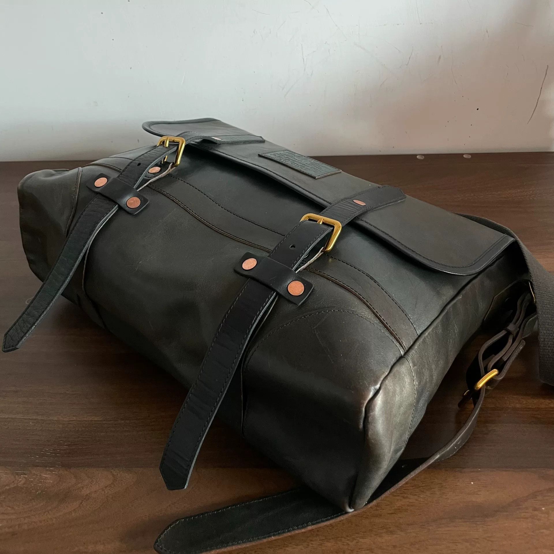Ralph Lauren Purple Label Ralph Lauren Purple Label Waxed Leather Shoulder Bag Size ONE SIZE - 4 Thumbnail