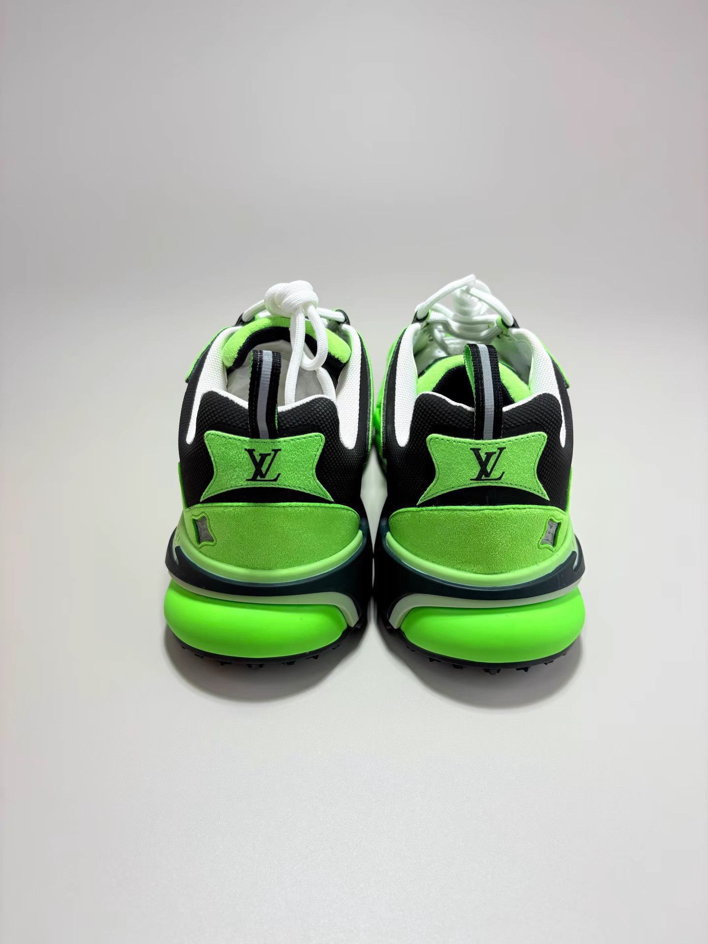 Louis Vuitton Green Low-Top Sneakers Size 7 Size US 7 / EU 40 - 4 Thumbnail