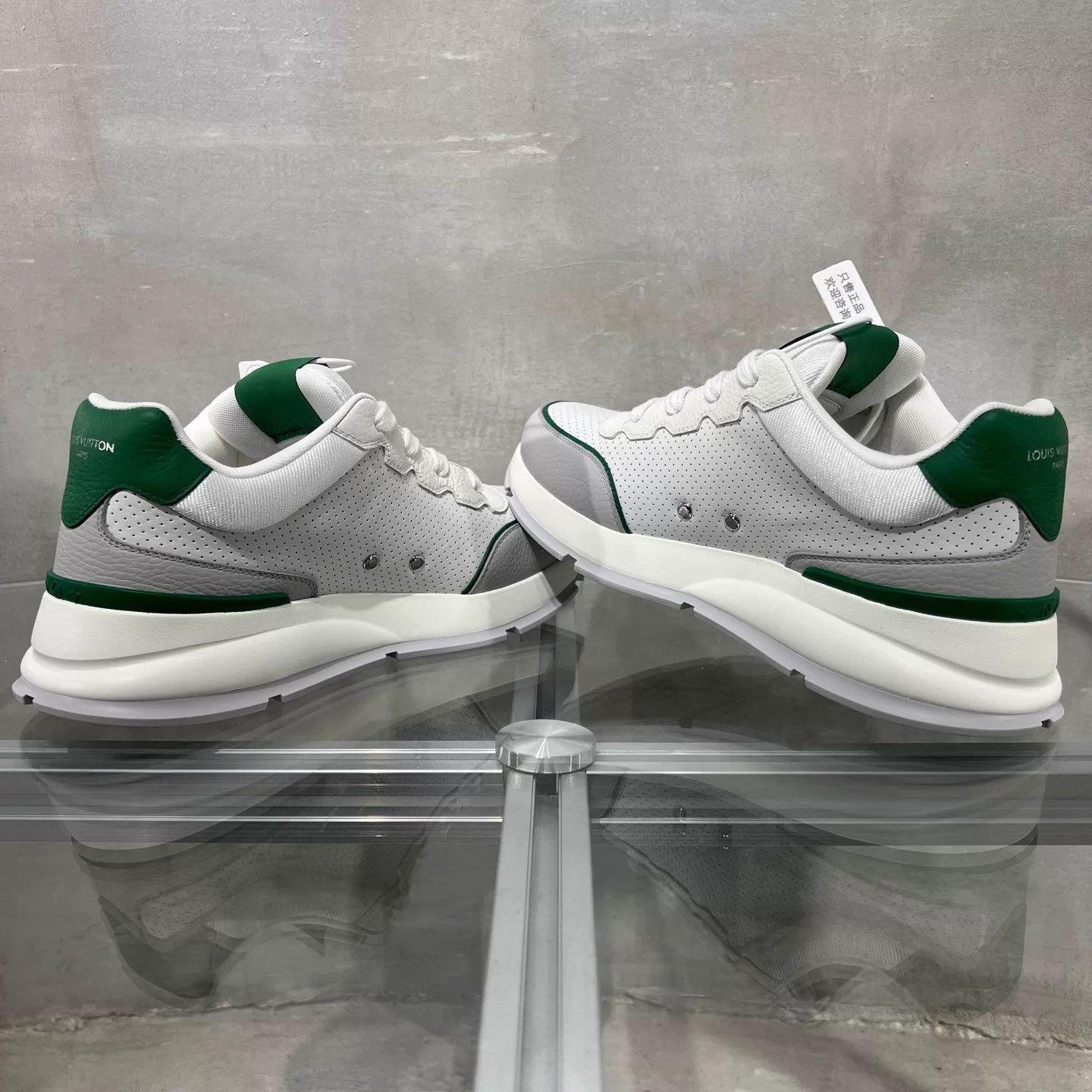 Louis Vuitton White Lowtop Sneakers Size 7 Size US 7 / EU 40 - 5 Thumbnail