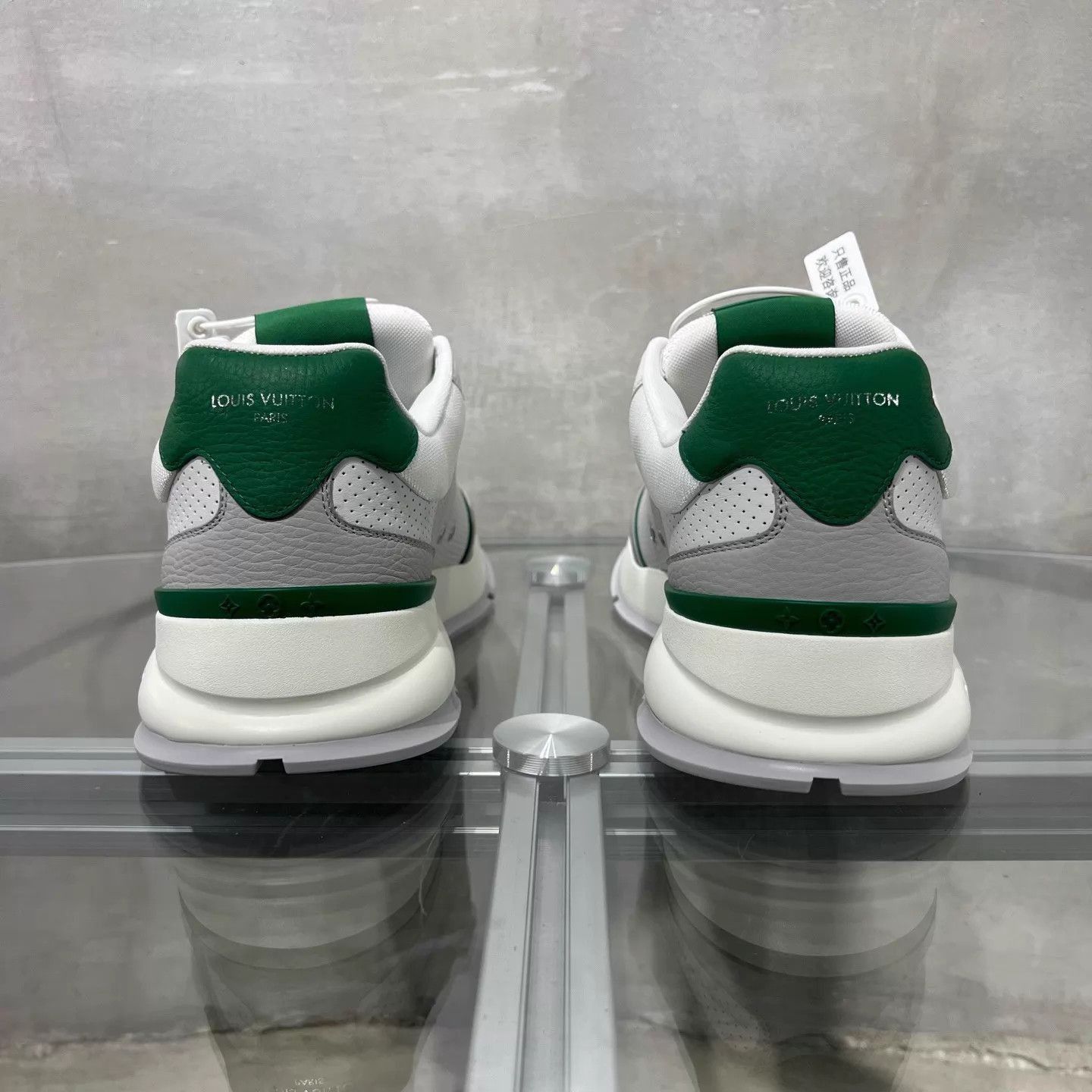 Louis Vuitton White Lowtop Sneakers Size 7 Size US 7 / EU 40 - 6 Thumbnail