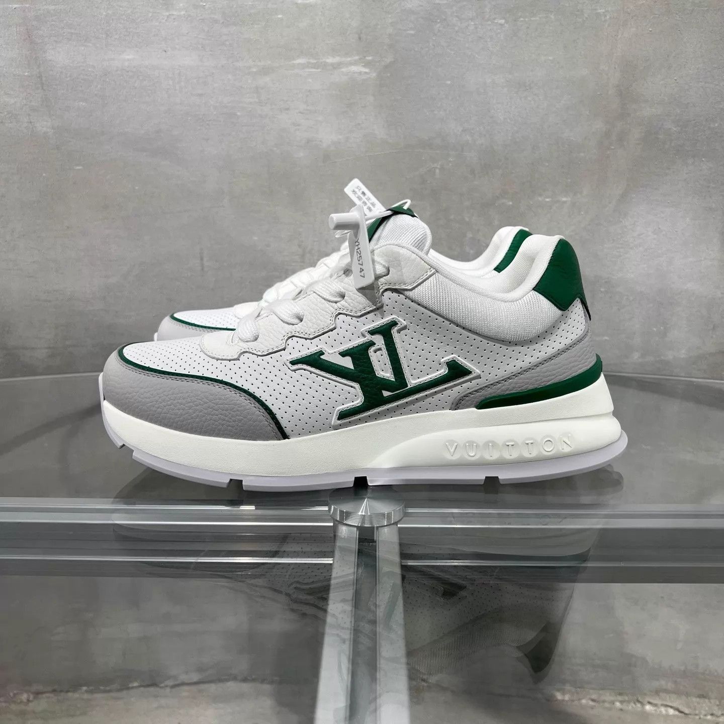 Louis Vuitton White Lowtop Sneakers Size 7 Size US 7 / EU 40 - 3 Thumbnail
