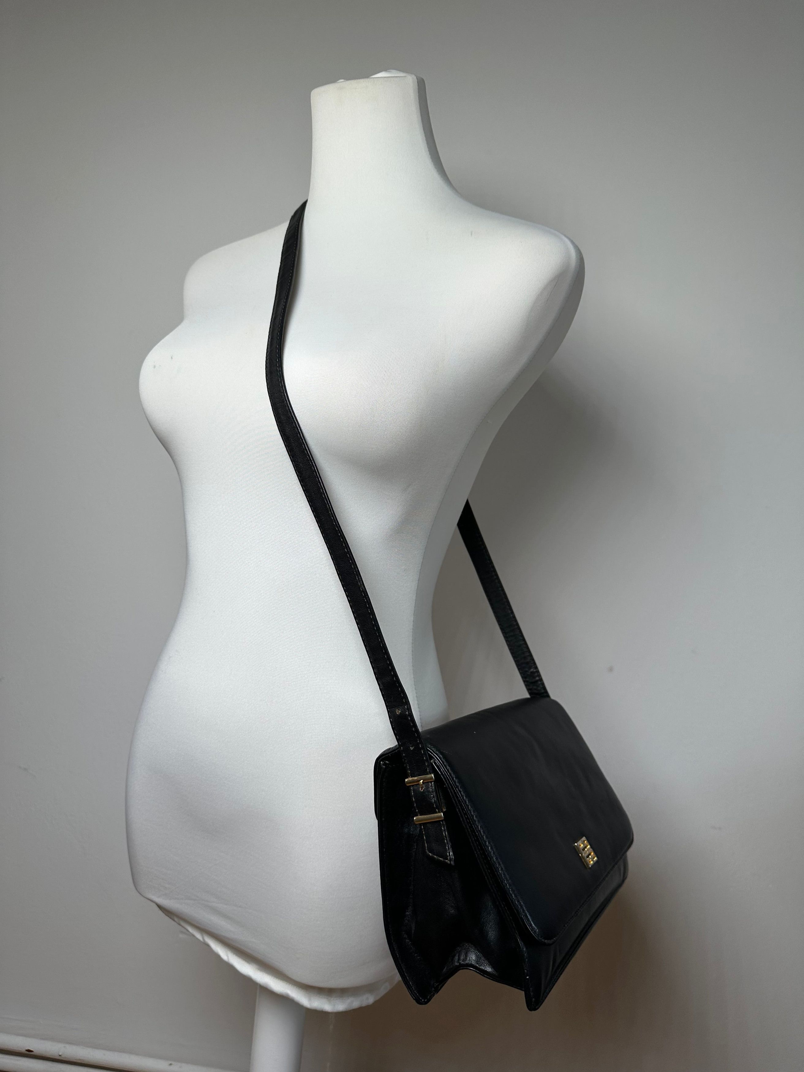 Givenchy Vintage Leather 4G Shoulder Bag Black Size ONE SIZE - 3 Thumbnail