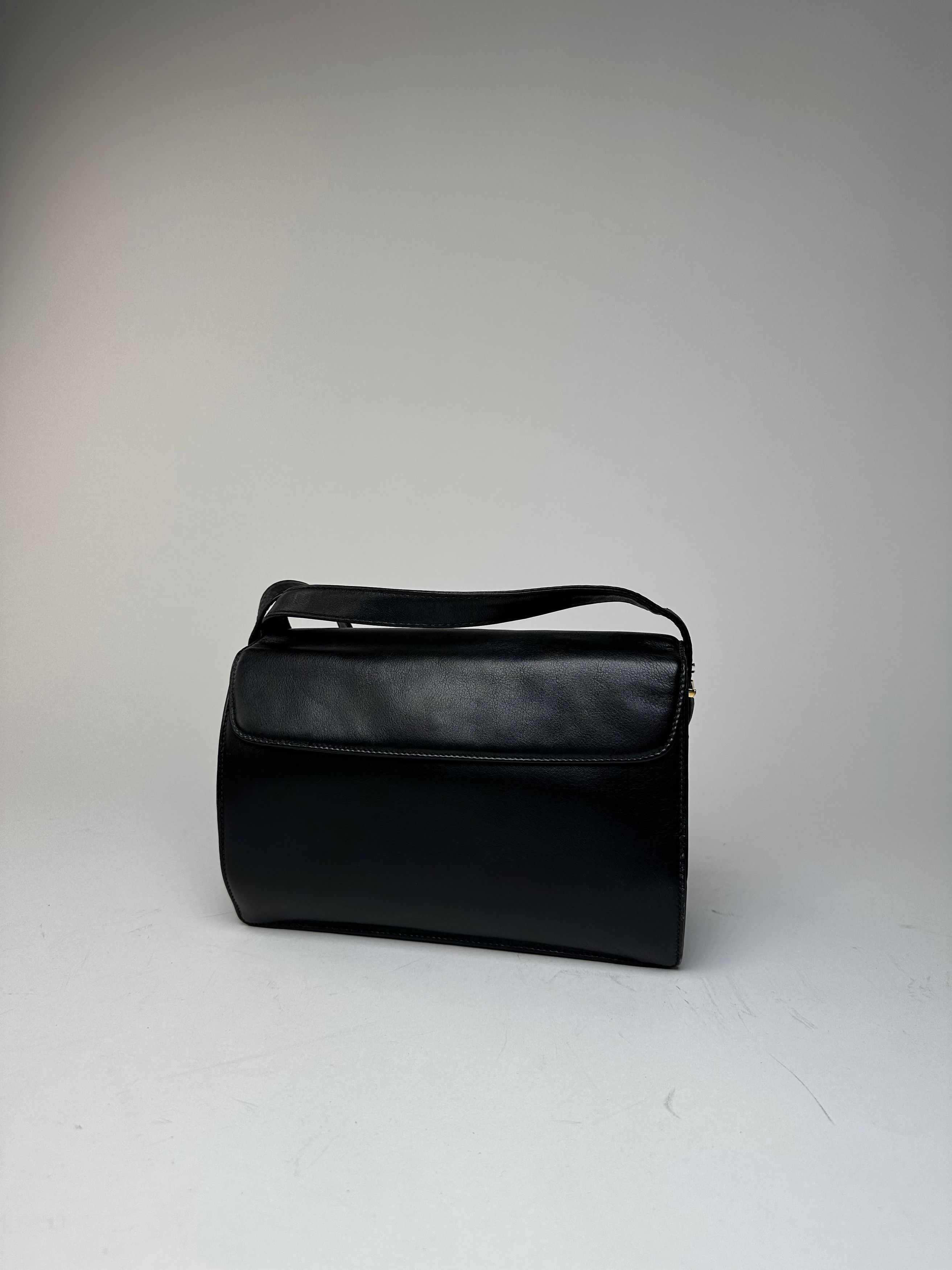 Givenchy Vintage Leather 4G Shoulder Bag Black Size ONE SIZE - 2 Thumbnail