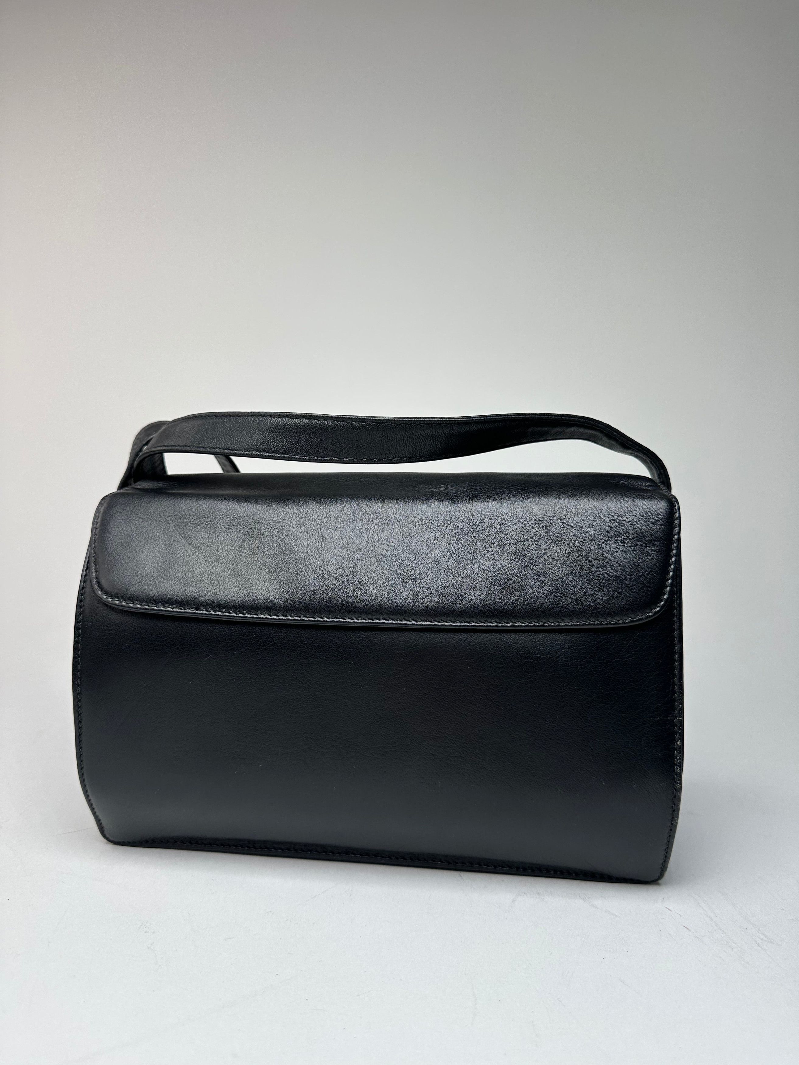 Givenchy Vintage Leather 4G Shoulder Bag Black Size ONE SIZE - 10 Thumbnail