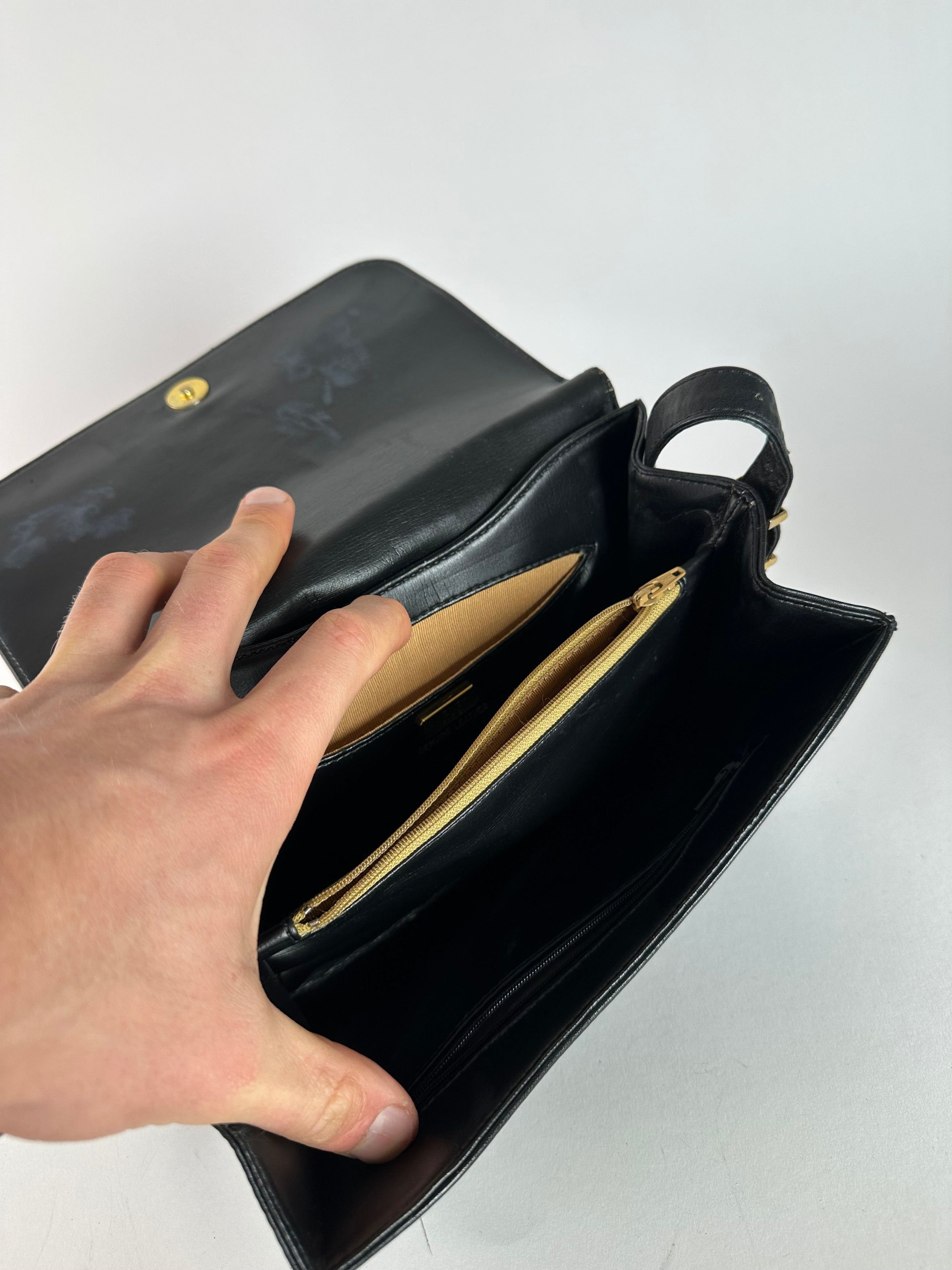 Givenchy Vintage Leather 4G Shoulder Bag Black Size ONE SIZE - 4 Thumbnail