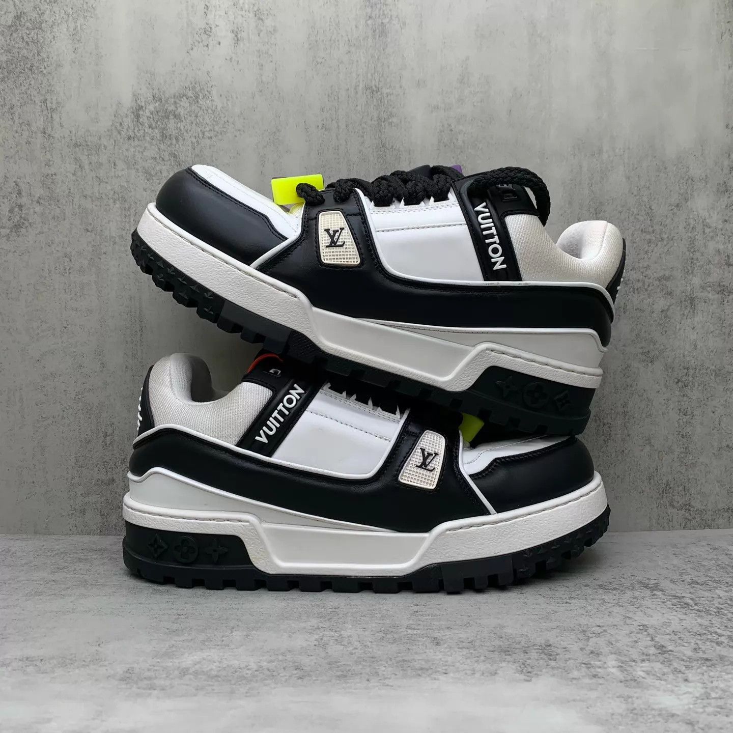 Louis Vuitton Black Low-Top Sneakers with Colorful Accents Size 8 Size US 8 / EU 41 - 2 Thumbnail