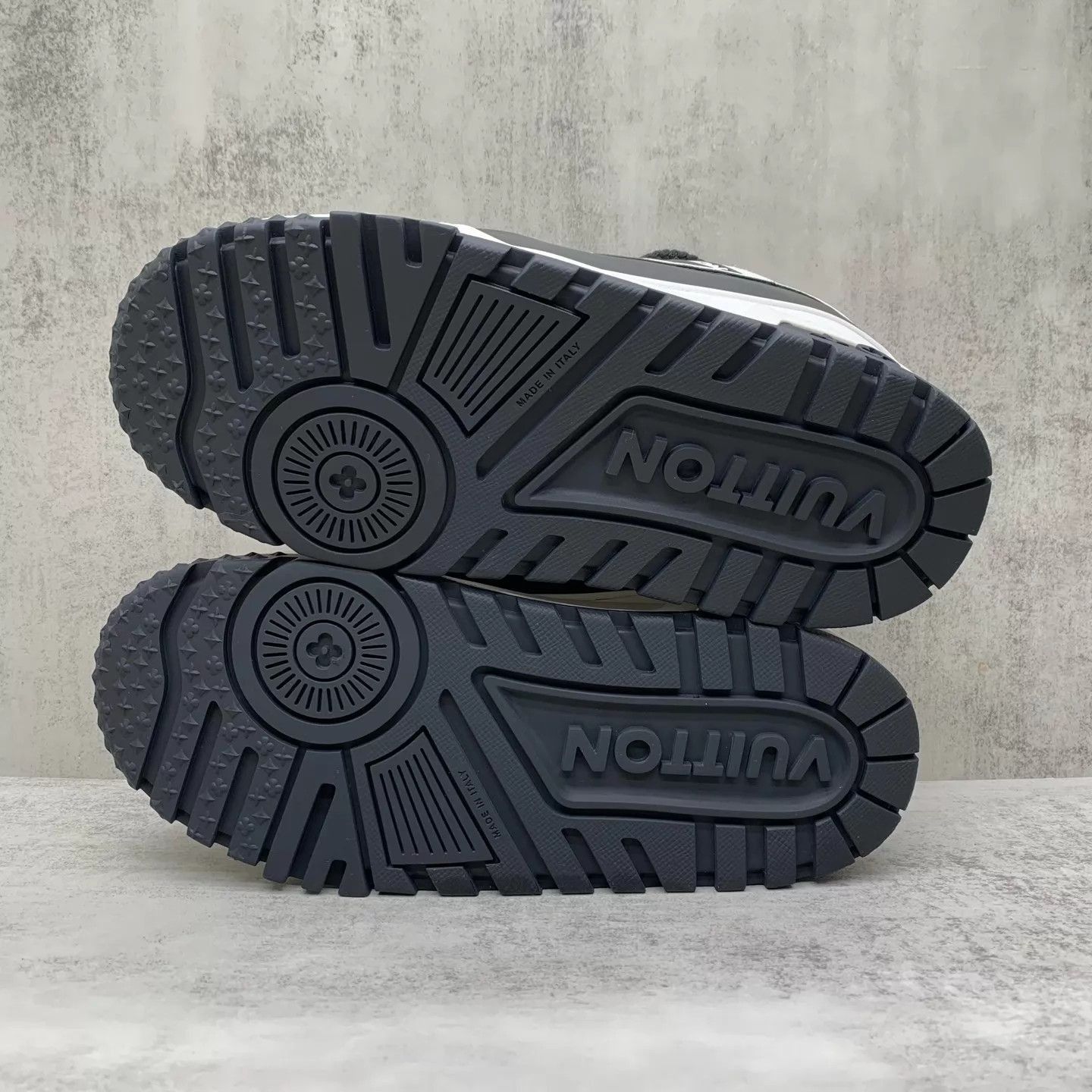 Louis Vuitton Black Low-Top Sneakers with Colorful Accents Size 8 Size US 8 / EU 41 - 7 Thumbnail