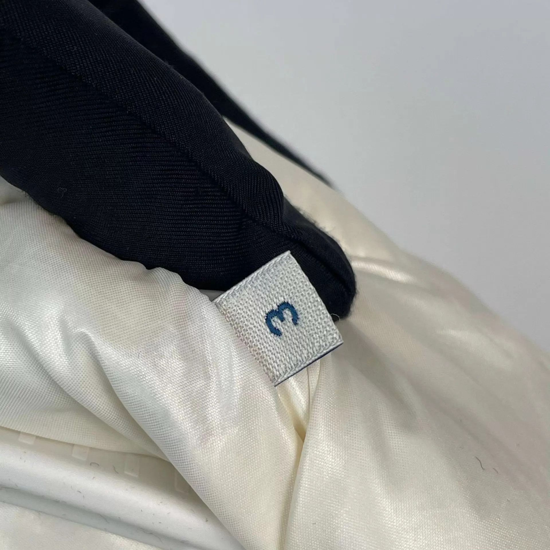 Moncler White Puffer Jacket with Graphic Print - Size L Size US L / EU 52-54 / 3 - 4 Thumbnail