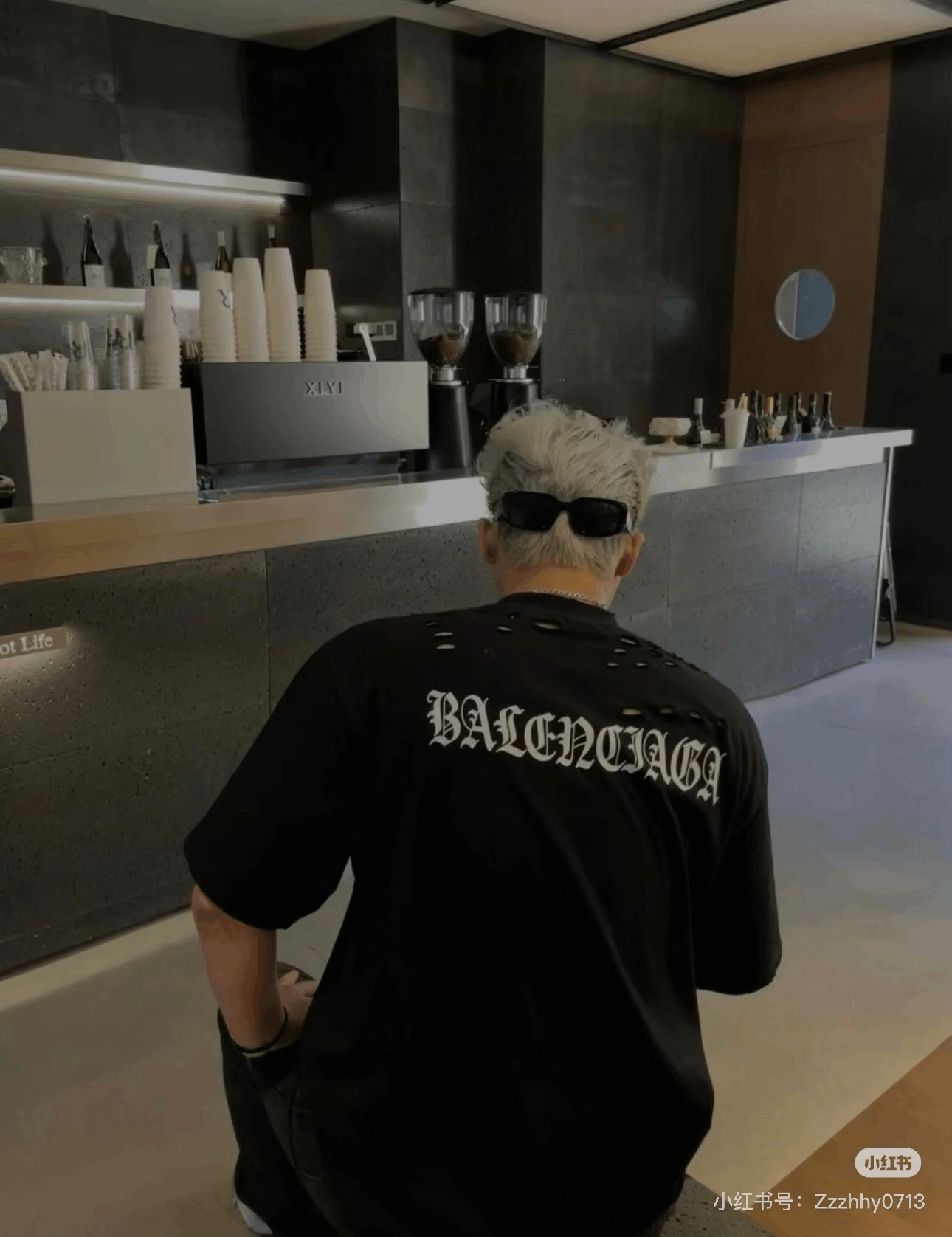 Balenciaga Balenciaga Distressed Logo Short Sleeve T-Shirt Size US L / EU 52-54 / 3 - 3 Thumbnail
