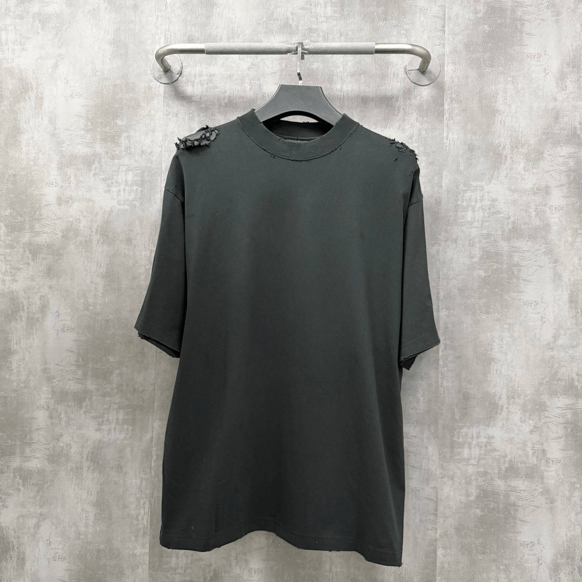 Balenciaga Balenciaga Distressed Logo Short Sleeve T-Shirt Size US L / EU 52-54 / 3 - 2 Thumbnail