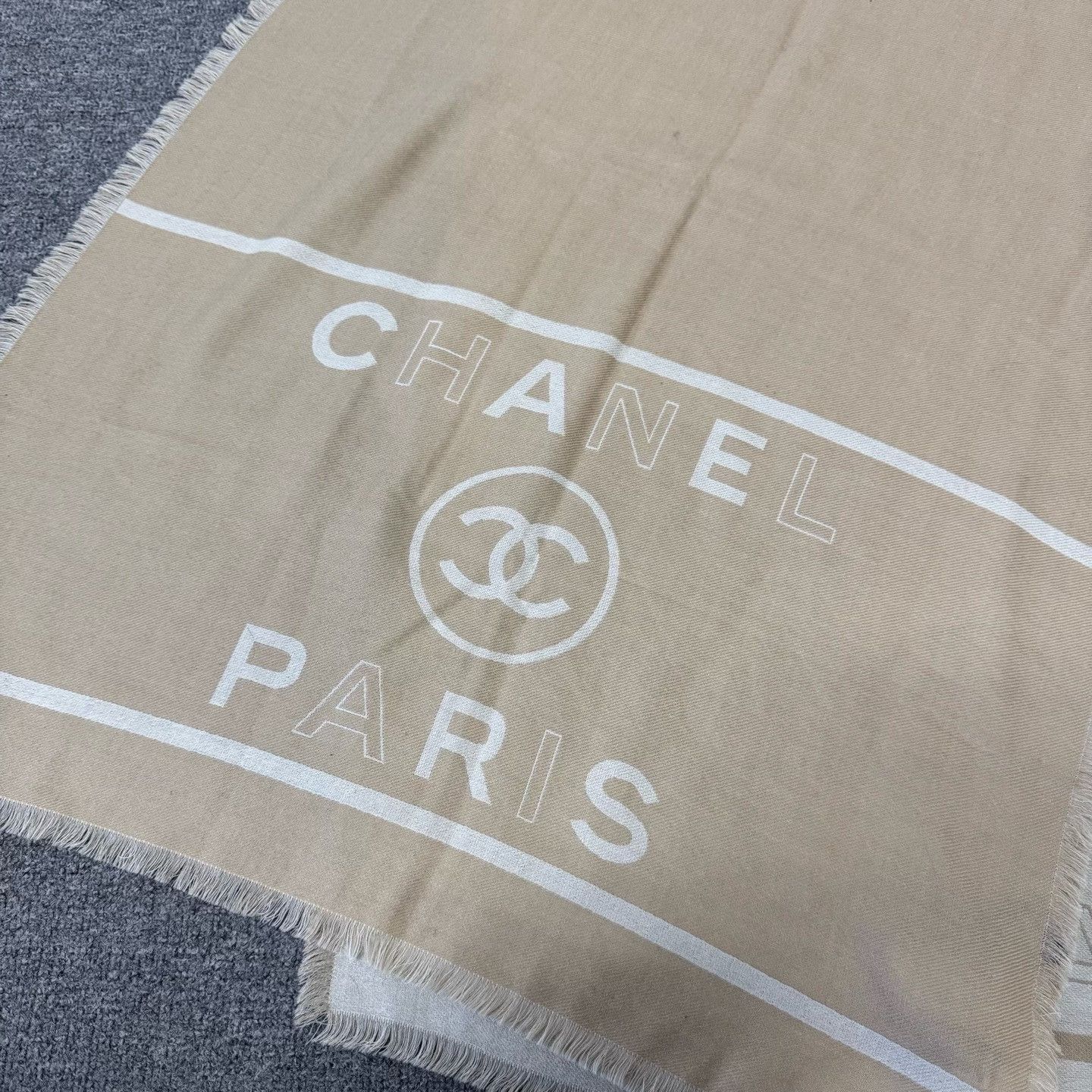 Chanel Chanel 25P Beige White Double-Sided Stole Size ONE SIZE - 2 Thumbnail