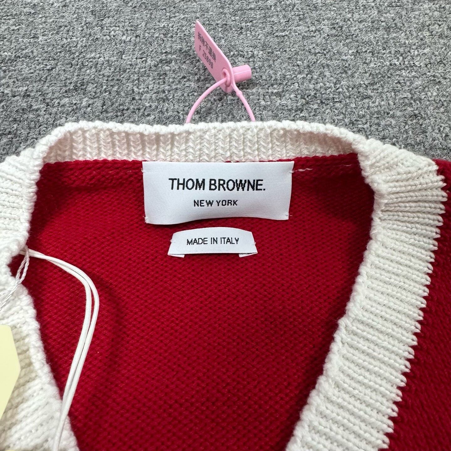 Thom Browne Thom Browne TB 4-Stripe V-Neck Knit Pullover Size US XS / EU 42 / 0 - 6 Thumbnail