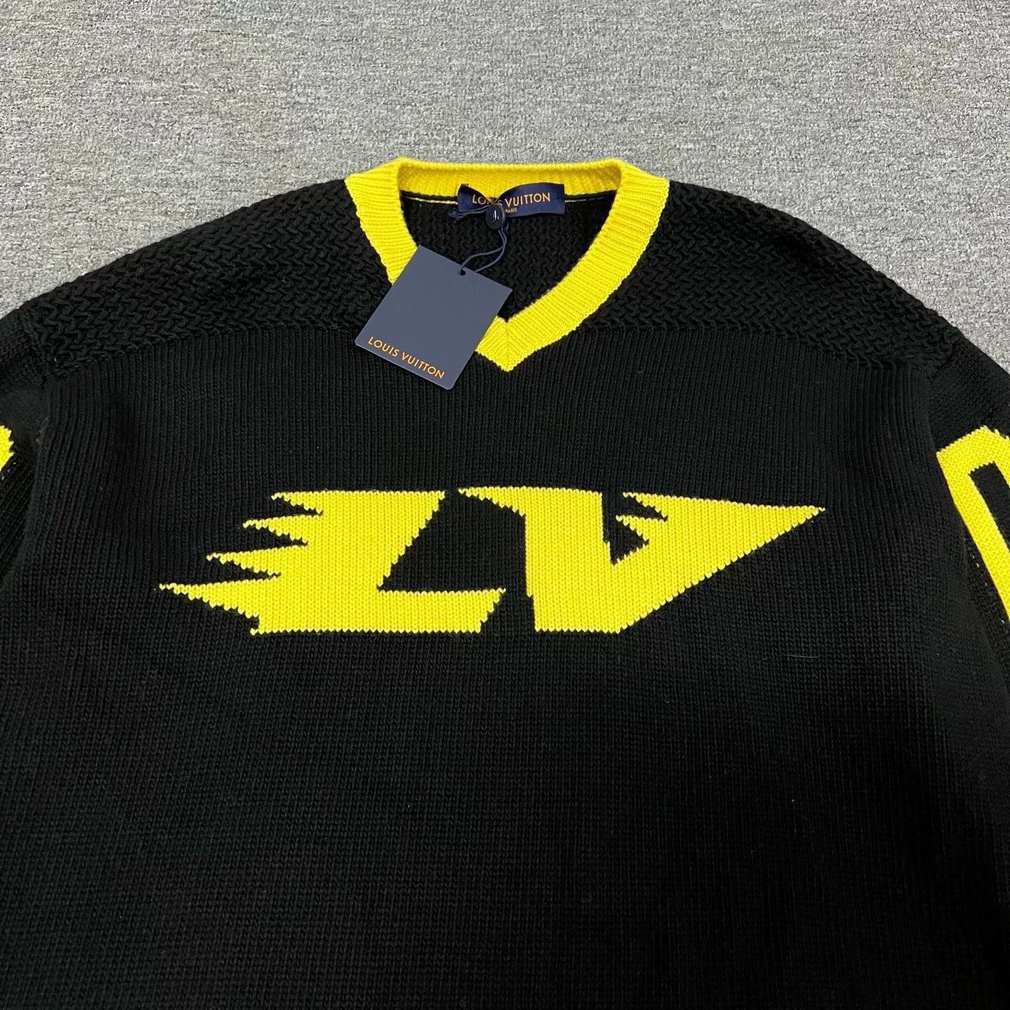 Louis Vuitton Louis Vuitton LV00 Racing Logo Sweater Size US M / EU 48-50 / 2 - 8 Thumbnail