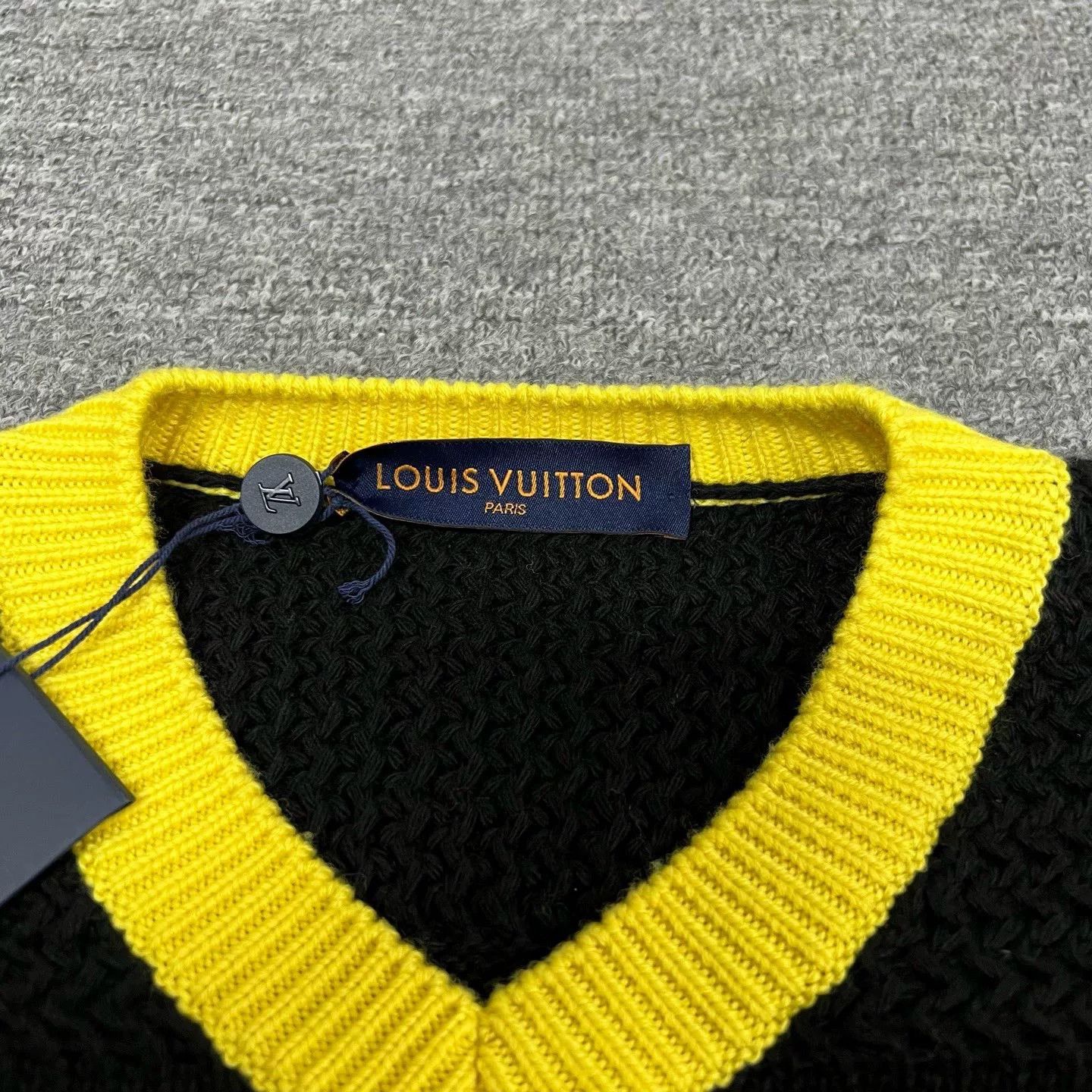 Louis Vuitton Louis Vuitton LV00 Racing Logo Sweater Size US M / EU 48-50 / 2 - 9 Thumbnail