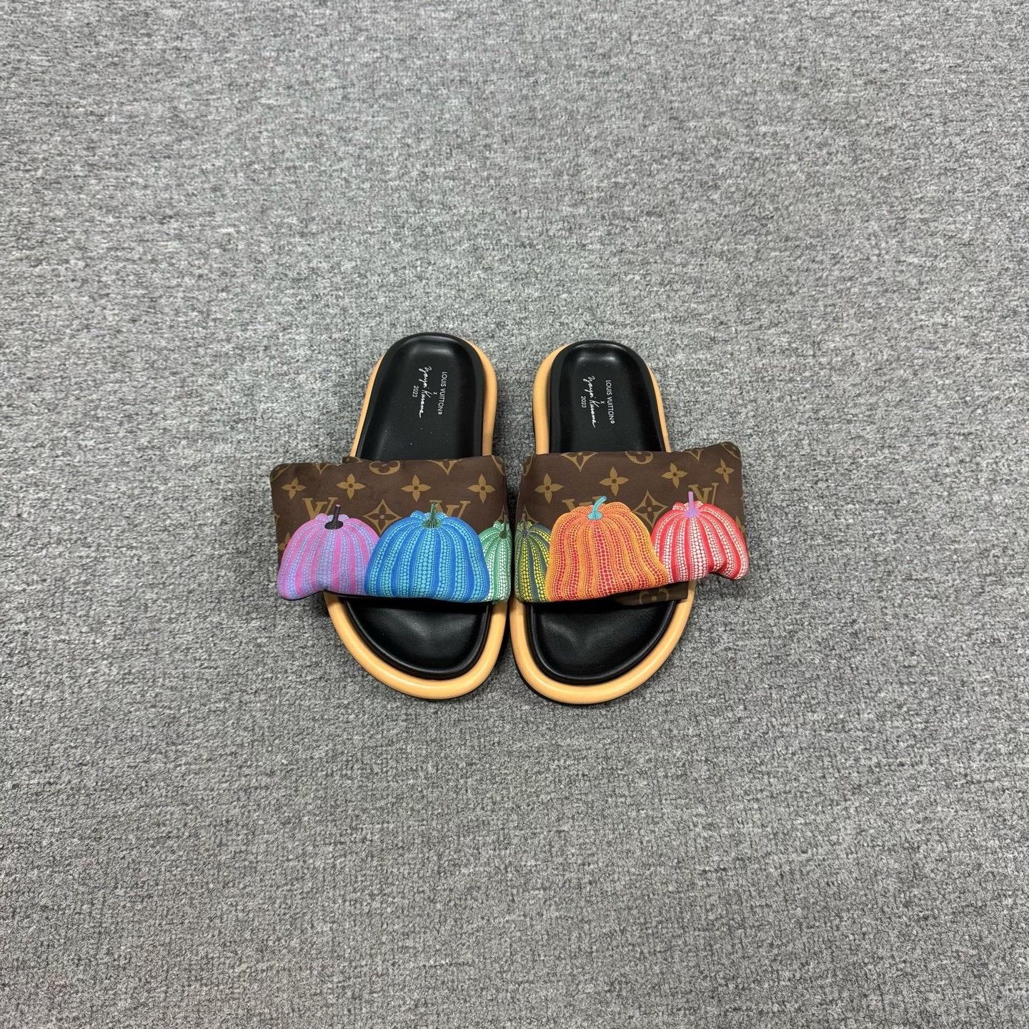 Louis Vuitton Louis Vuitton Yayoi Kusama Pumpkin Slippers Size US 6 / IT 36 - 2 Thumbnail
