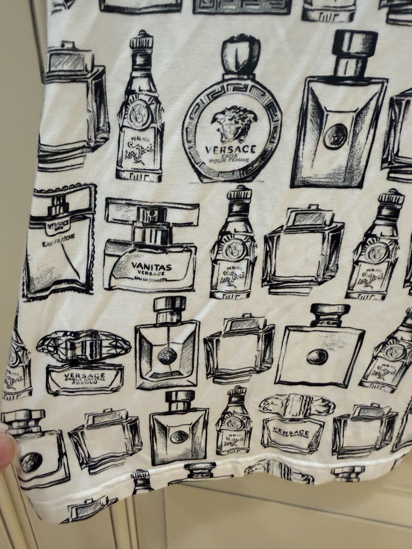 Versace Versace Classic Perfume Bottle Print T-shirt Size L / US 10 / IT 46 - 6 Thumbnail