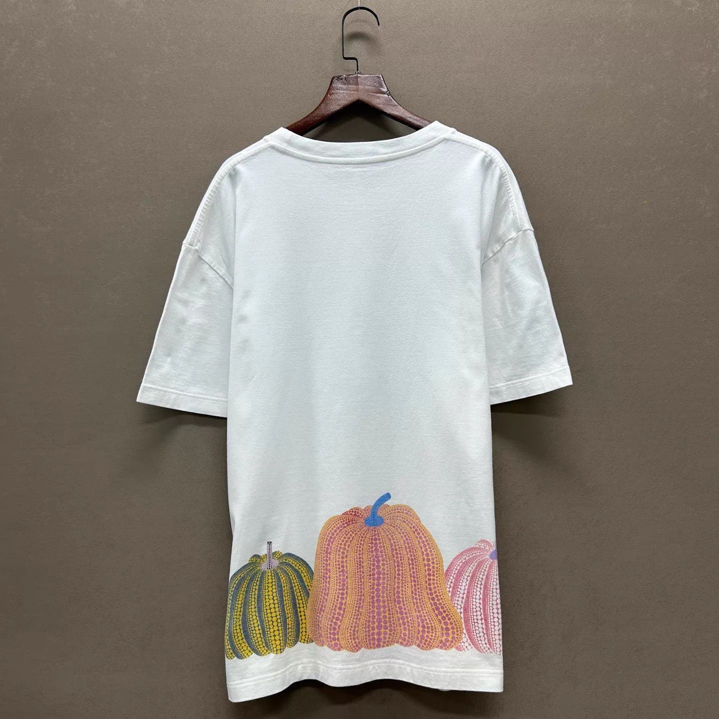 Louis Vuitton White Short Sleeve Graphic T-Shirt with Pumpkin Design Size US M / EU 48-50 / 2 - 2 Thumbnail