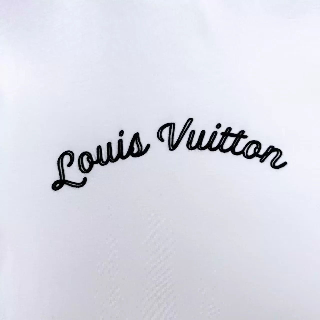 Louis Vuitton White Short Sleeve Shirt with Embroidered Design Size US M / EU 48-50 / 2 - 4 Thumbnail