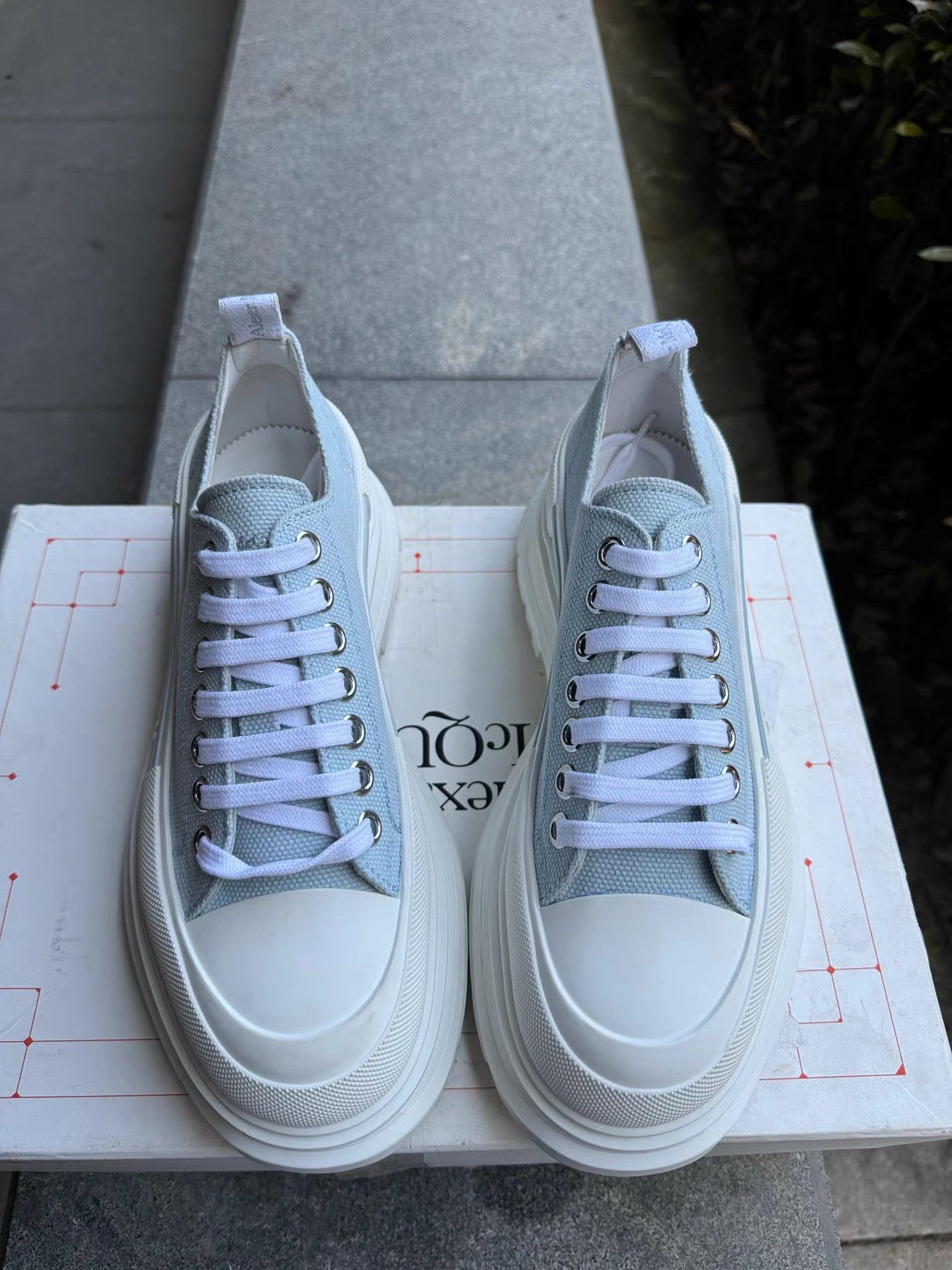 Alexander McQueen Blue Low-Top Sneakers Size 7 Size US 7 / EU 40 - 3 Thumbnail