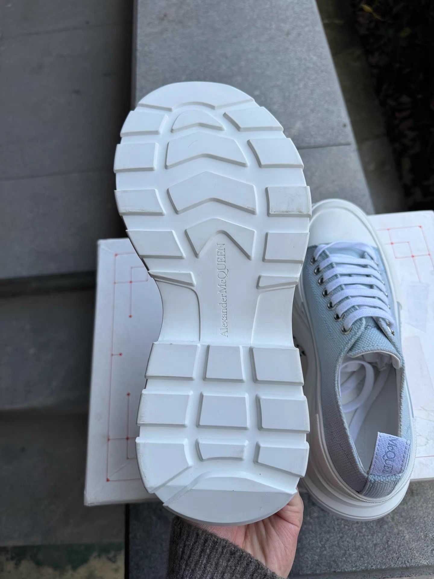 Alexander McQueen Blue Low-Top Sneakers Size 7 Size US 7 / EU 40 - 9 Thumbnail