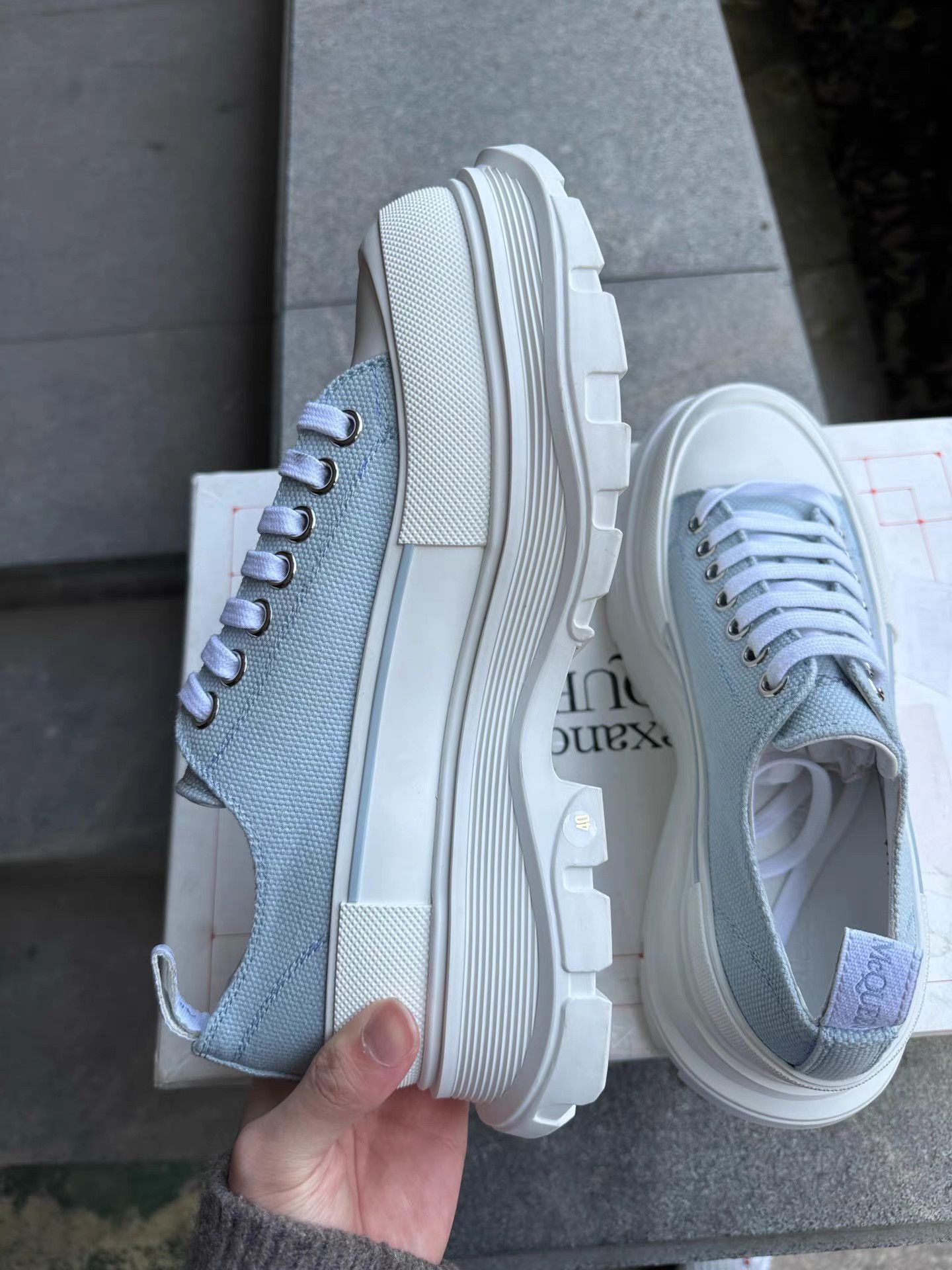 Alexander McQueen Blue Low-Top Sneakers Size 7 Size US 7 / EU 40 - 7 Thumbnail