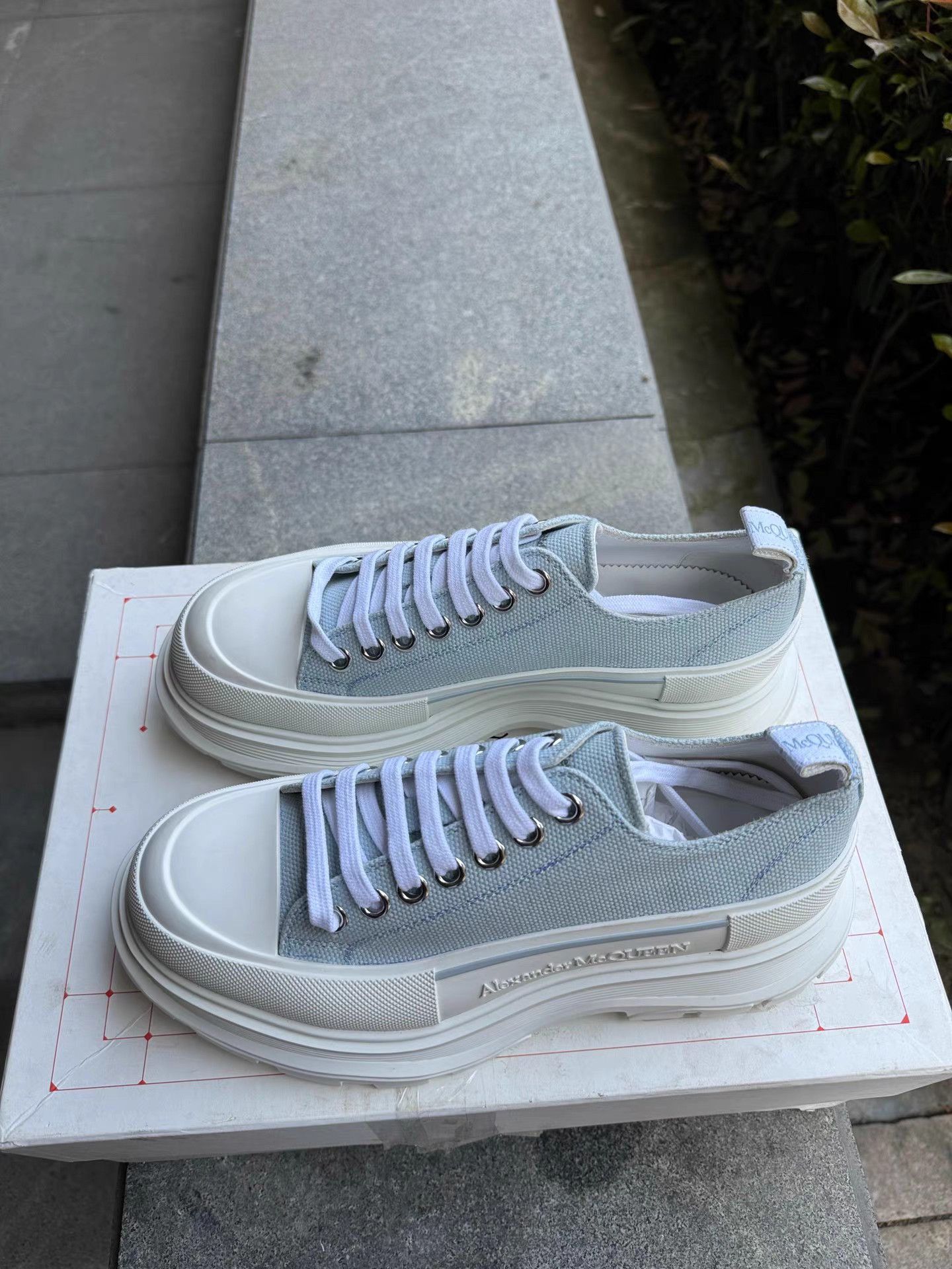 Alexander McQueen Blue Low-Top Sneakers Size 7 Size US 7 / EU 40 - 2 Thumbnail