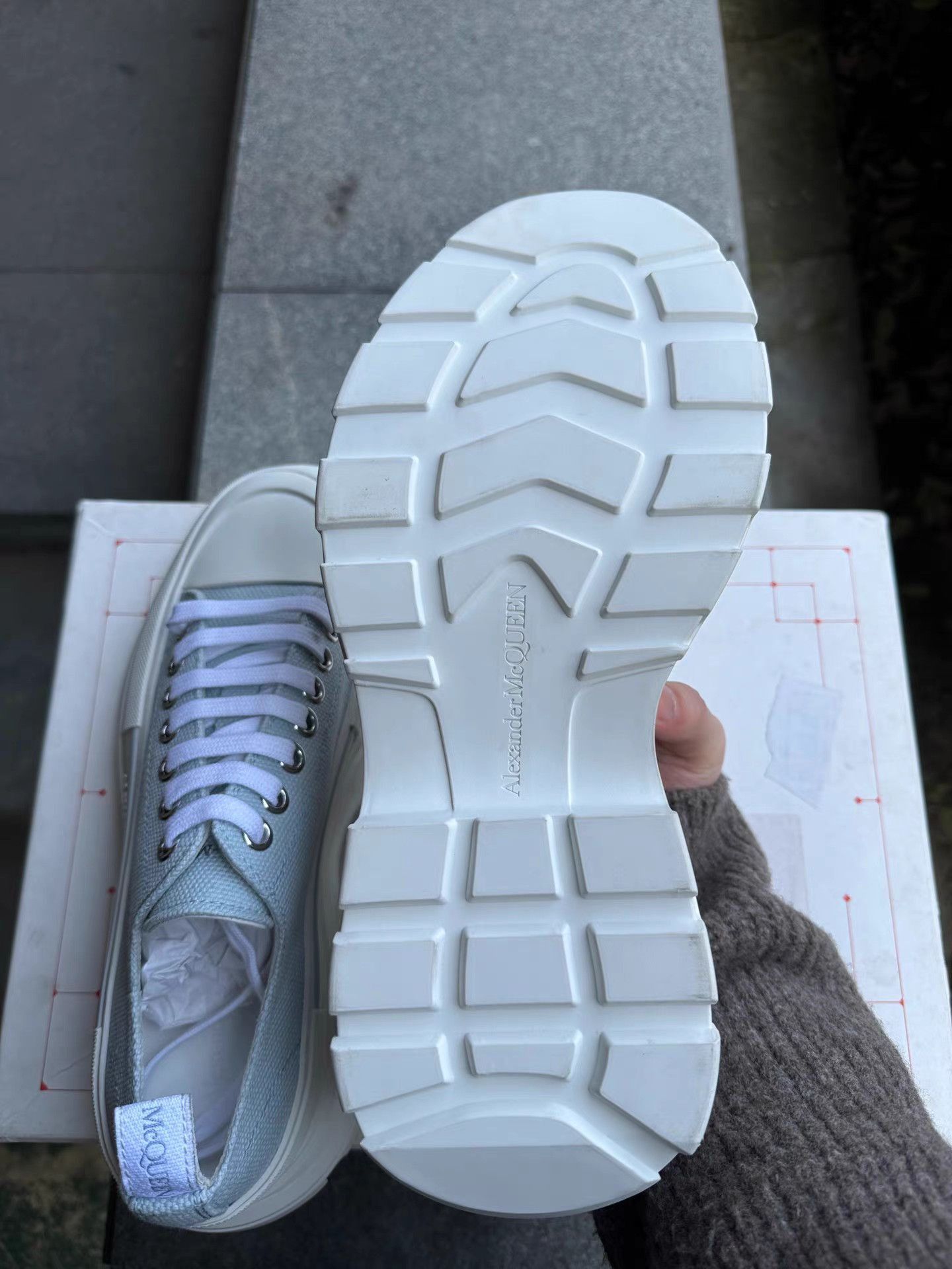 Alexander McQueen Blue Low-Top Sneakers Size 7 Size US 7 / EU 40 - 6 Thumbnail