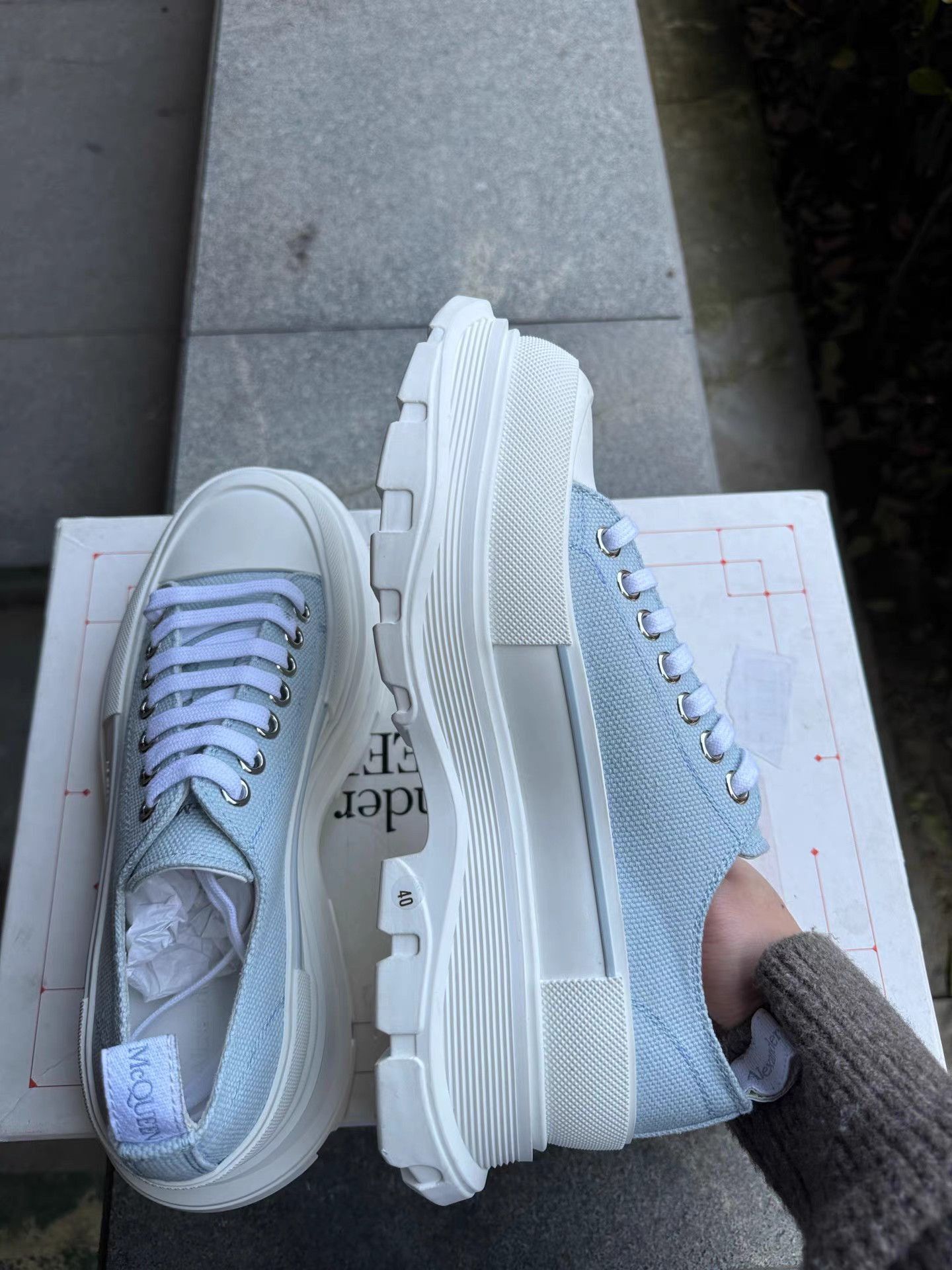 Alexander McQueen Blue Low-Top Sneakers Size 7 Size US 7 / EU 40 - 8 Thumbnail