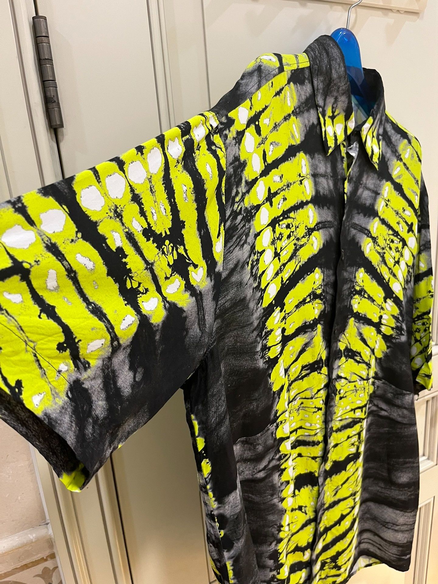 Valentino Valentino Fluorescent Green Butterfly Print Shirt Size US M / EU 48-50 / 2 - 4 Thumbnail