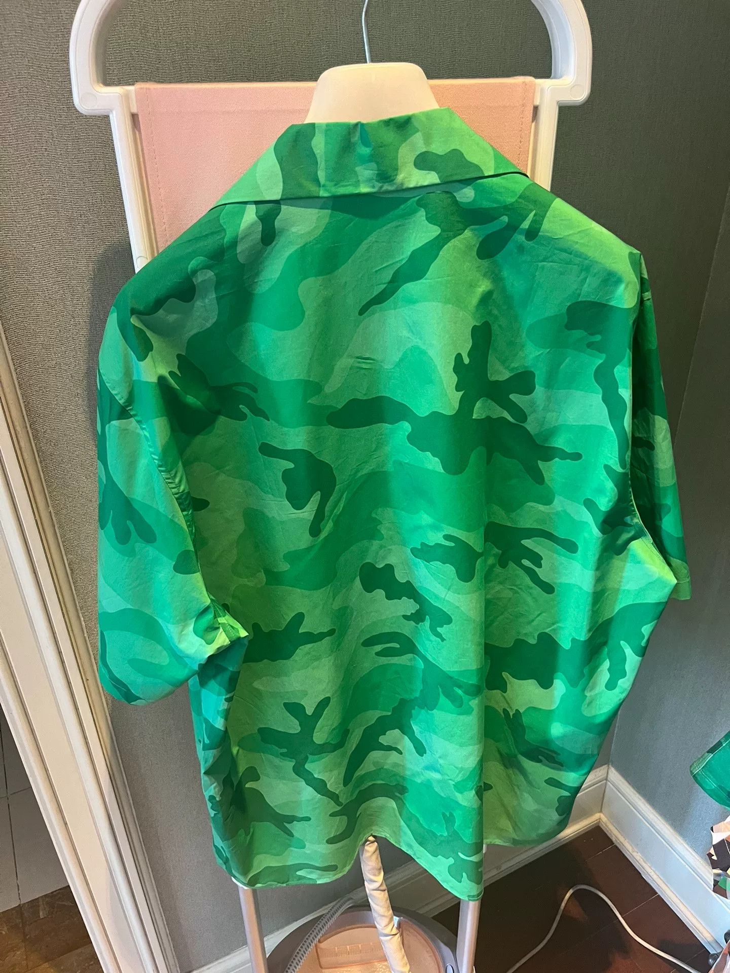 Valentino Valentino Green Camouflage Short-Sleeve Shirt Size US M / EU 48-50 / 2 - 4 Thumbnail