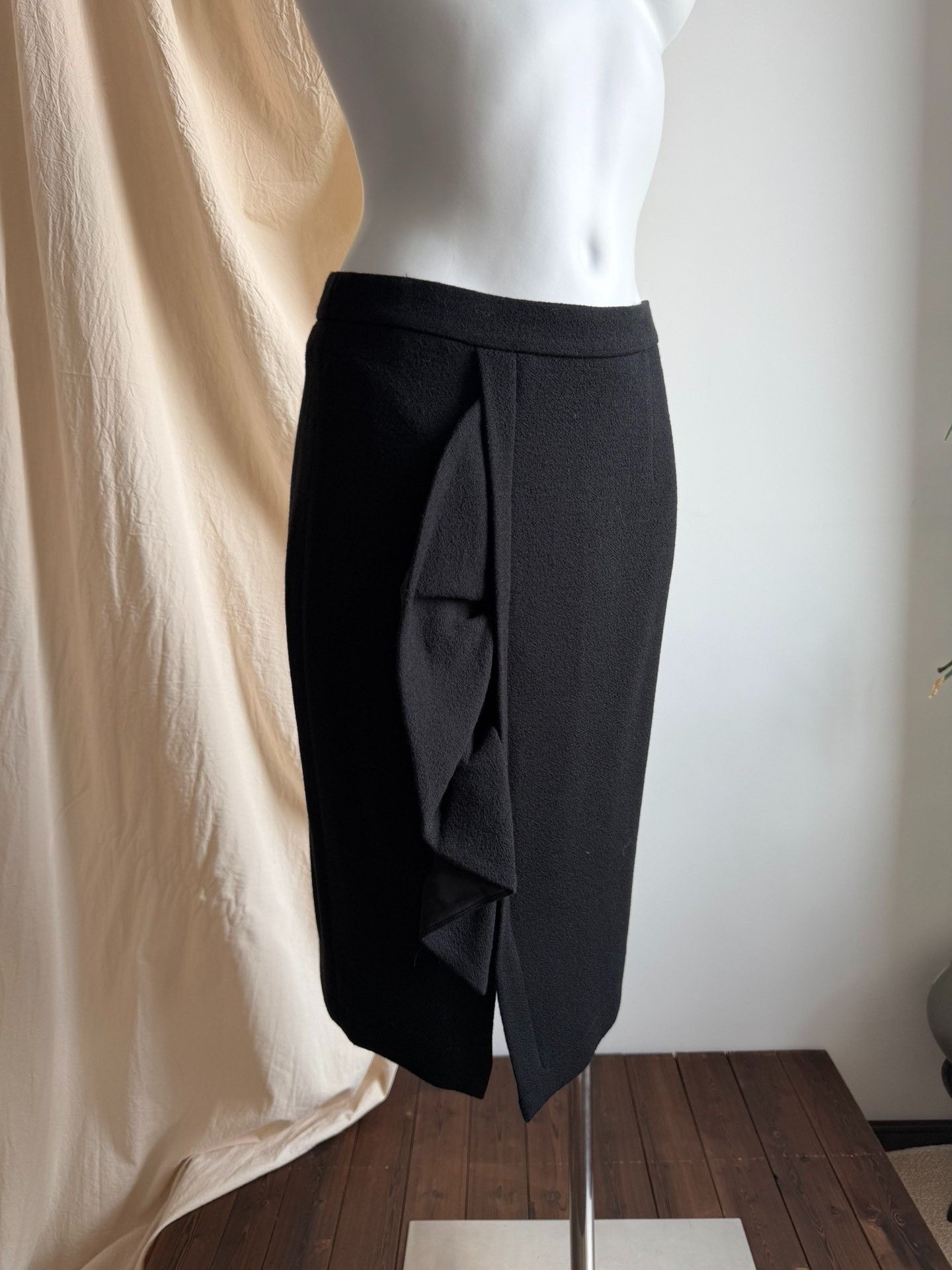 Moschino MOSCHINO Black Asymmetric Pleated Pencil Skirt Size 28" / US 6 / IT 42 - 4 Thumbnail